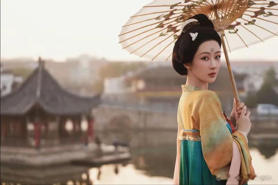 杨紫是当下炙手可热的90花，自从《香蜜沉沉烬如霜》爆火后，杨紫的演艺之路便像开了