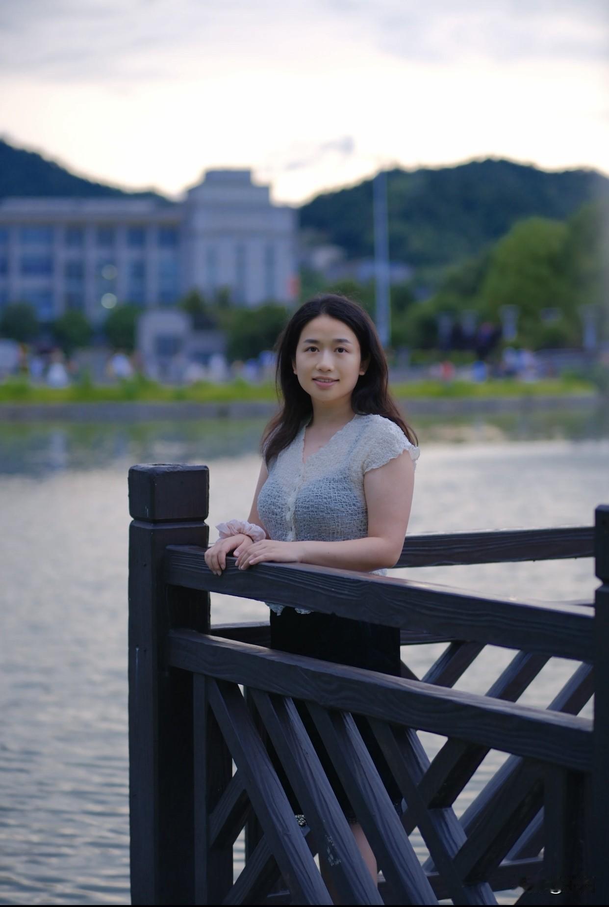 什么才是纯天然美女纯天然美女显得尤为珍贵。她们的美不是靠手术刀雕琢出来的，而是自