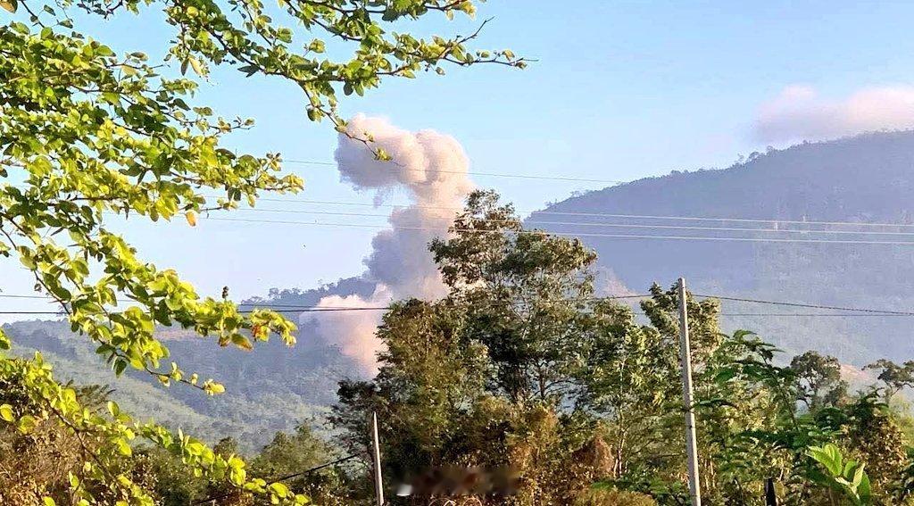 刚刚收到的消息：泰国和柬埔寨的军队之间再次爆发了冲突。海外新鲜事何天恩