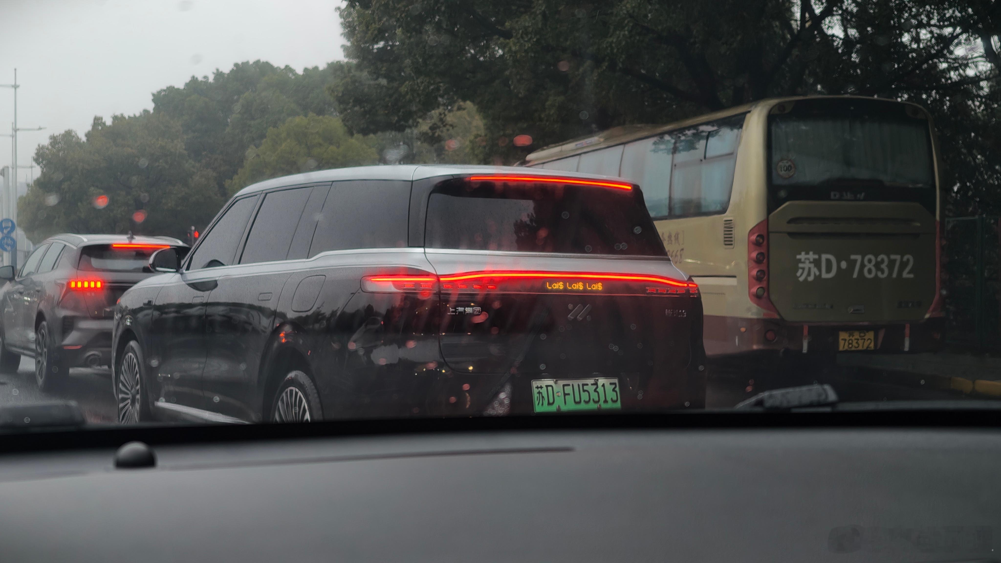 LS9这个尾灯真的醒目哈，其实LS9的气场就挺像那么回事的，高级感还是有的。不过