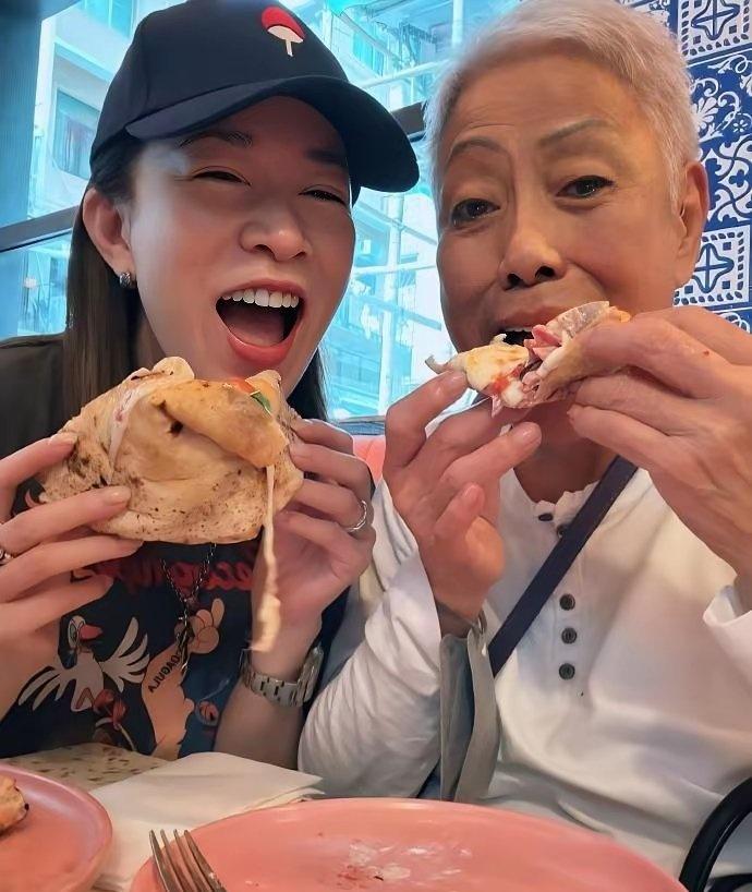 其实蛮喜欢佘诗曼跟她妈妈像朋友一样的相处方式，很放松，不扫兴，小确幸！
妈妈随口