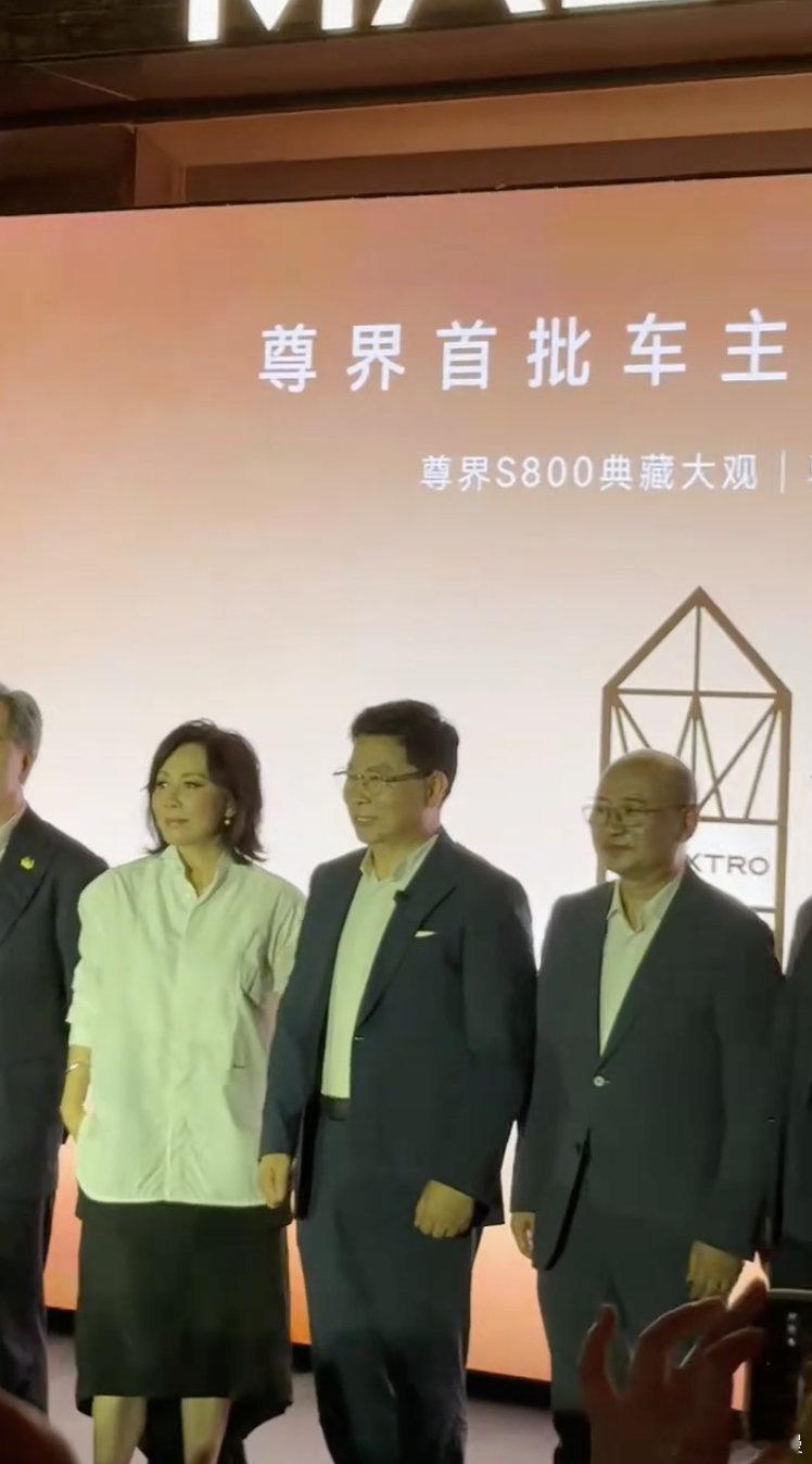 余承东上海交付新车余承东与一众大咖碰面畅聊上海这场交付不只是交车仪式，更是行业交