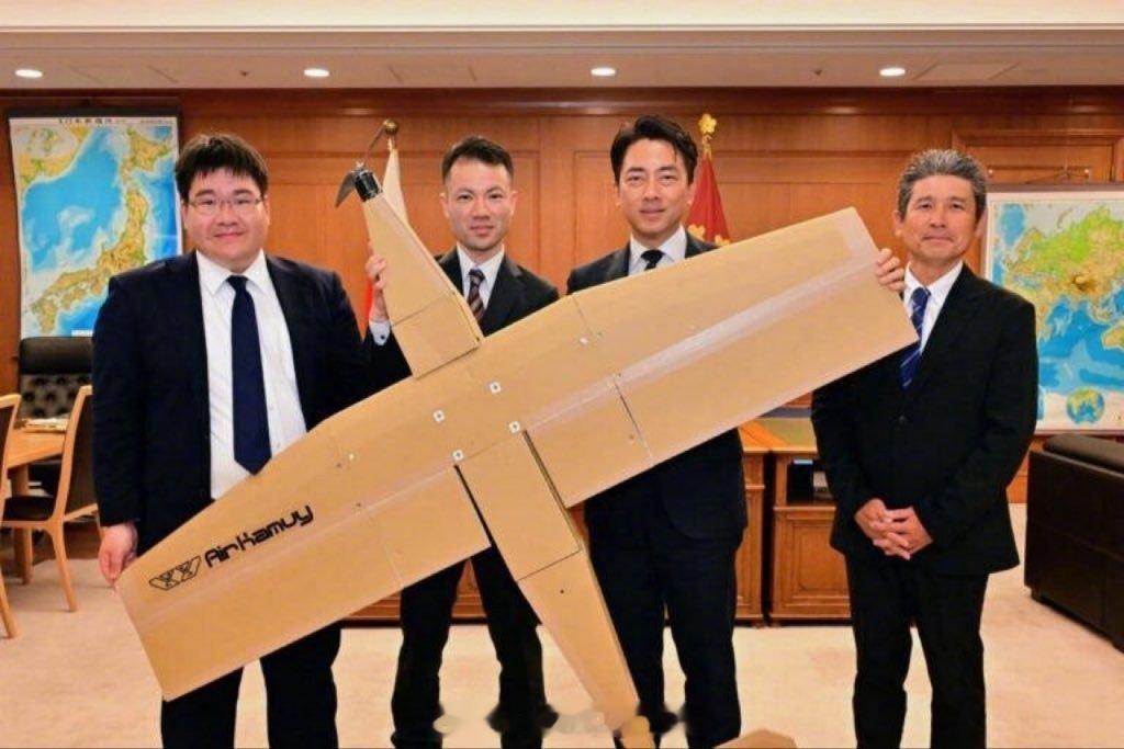 日本全力押注廉价、一次性无人机。日本防卫大臣小泉进次郎参观了初创公司AirKam