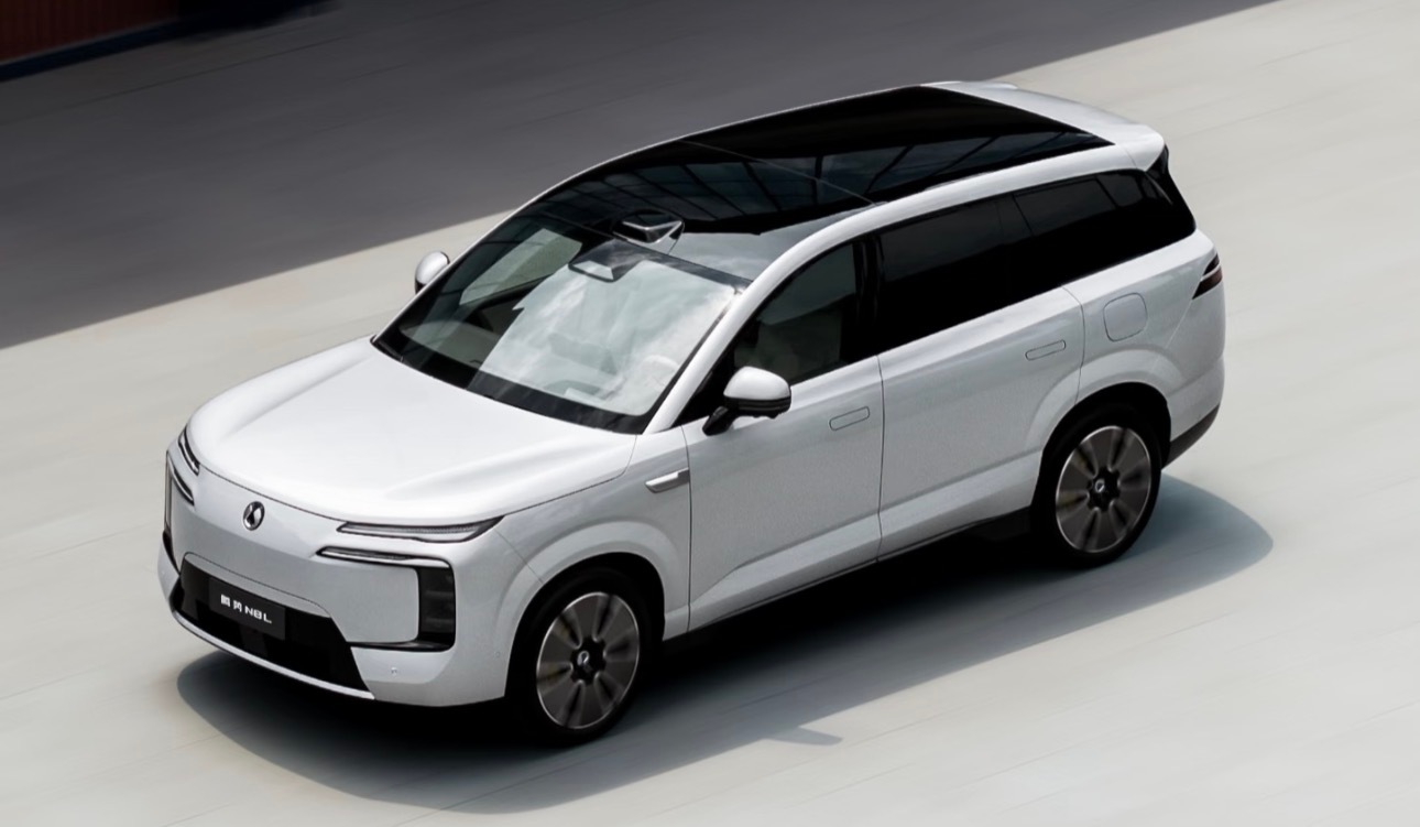 豪华大六座腾势N8L今晚上市腾势N8L大六座安全豪华SUV 使用了两幅方向盘。尺