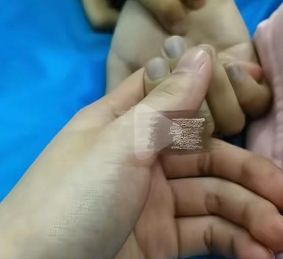 哭着找妈妈倒地身亡的9岁女孩是1月11日离世的，事发前，妈妈已经哄了她一个多小时