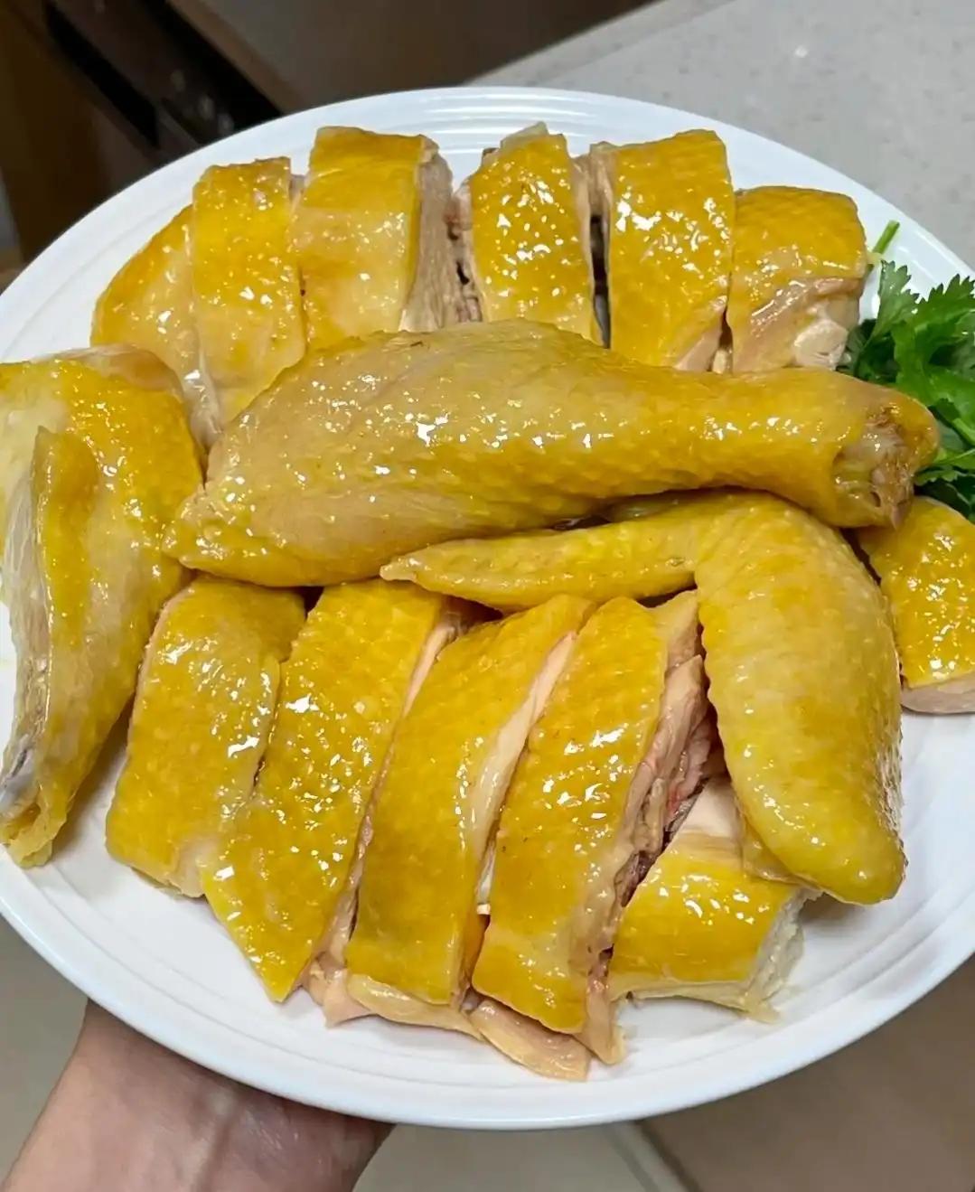 做法没任何技术含量的白切鸡，凭什么能成为广东的“省菜”？

主要是广东喜欢追求食