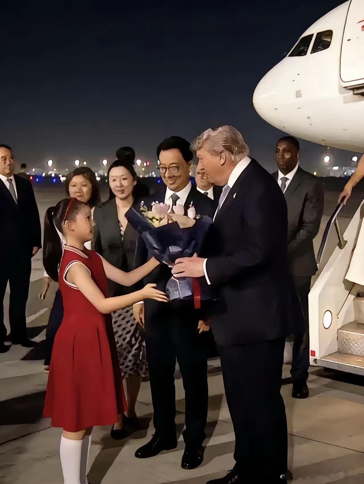红裙子小姑娘火了，她穿着红色裙子扎着马尾给外宾元首献花，这才是共产主义接班人。小