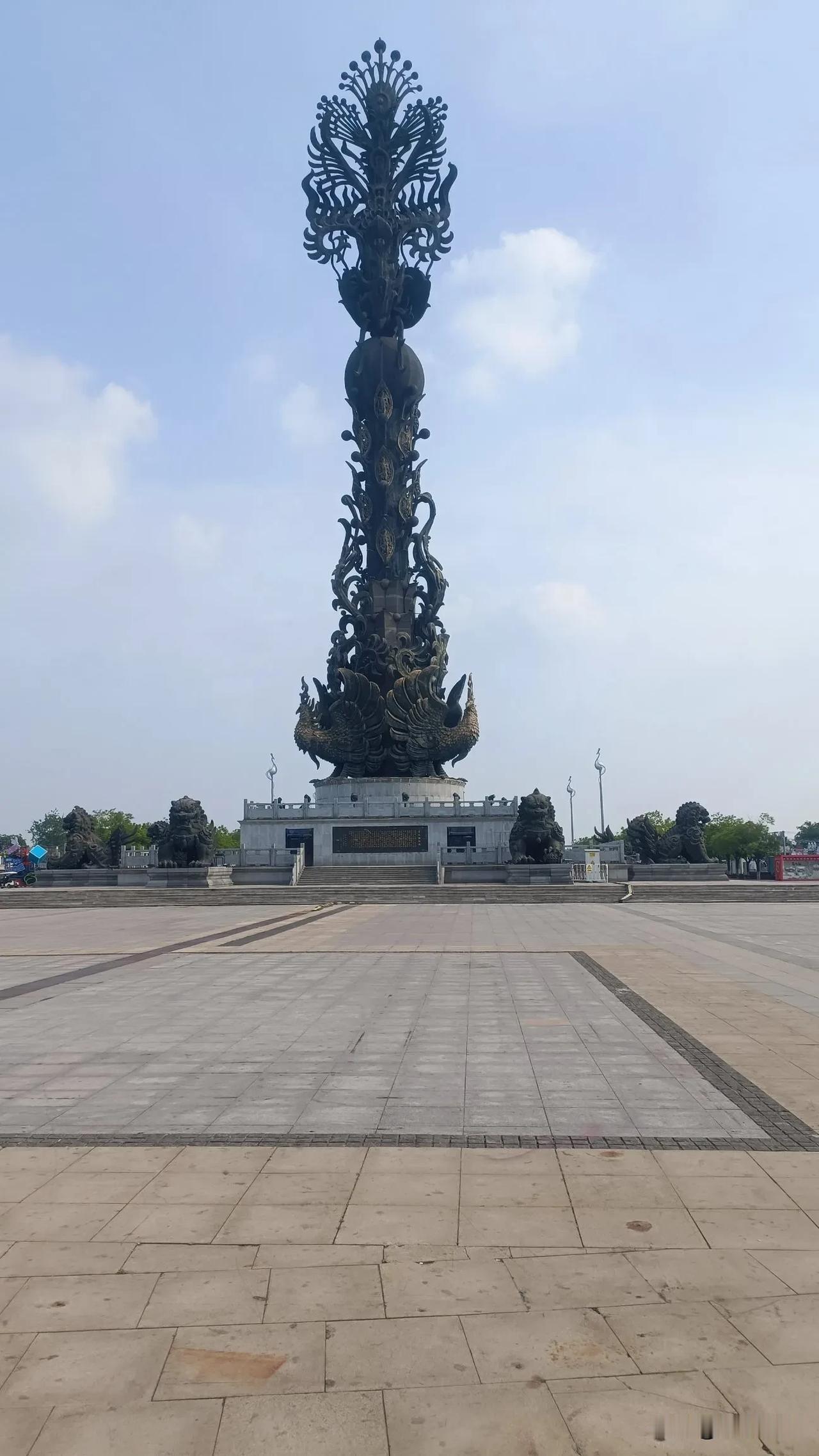 清平乐·夏日游唐山
 
炎风似火，远望唐山廓。馆内沧桑惊心魄，旧事沉吟难舍。
 
