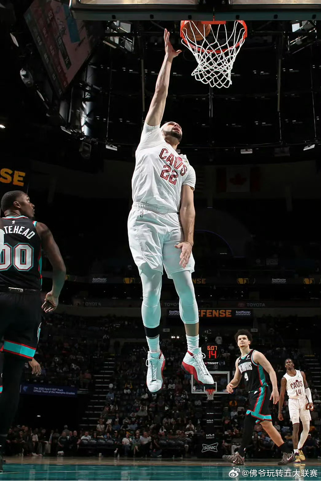 骑士锁定东部前四！豪取50胜，灰熊29记三分平历史纪录仍难逃失利克利夫兰骑士队在