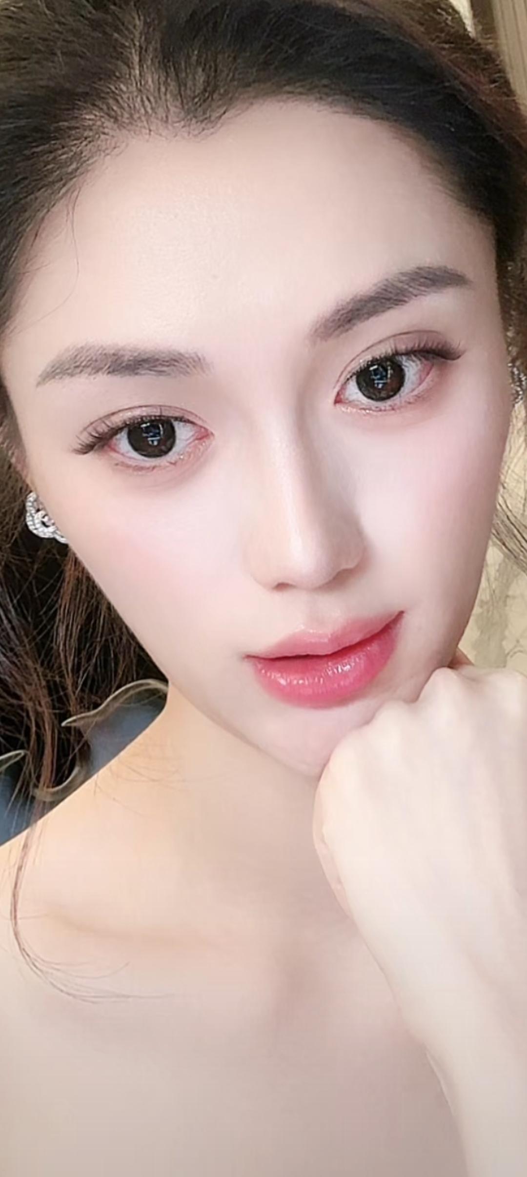 这姑娘皮肤好白，眼睛真大。
