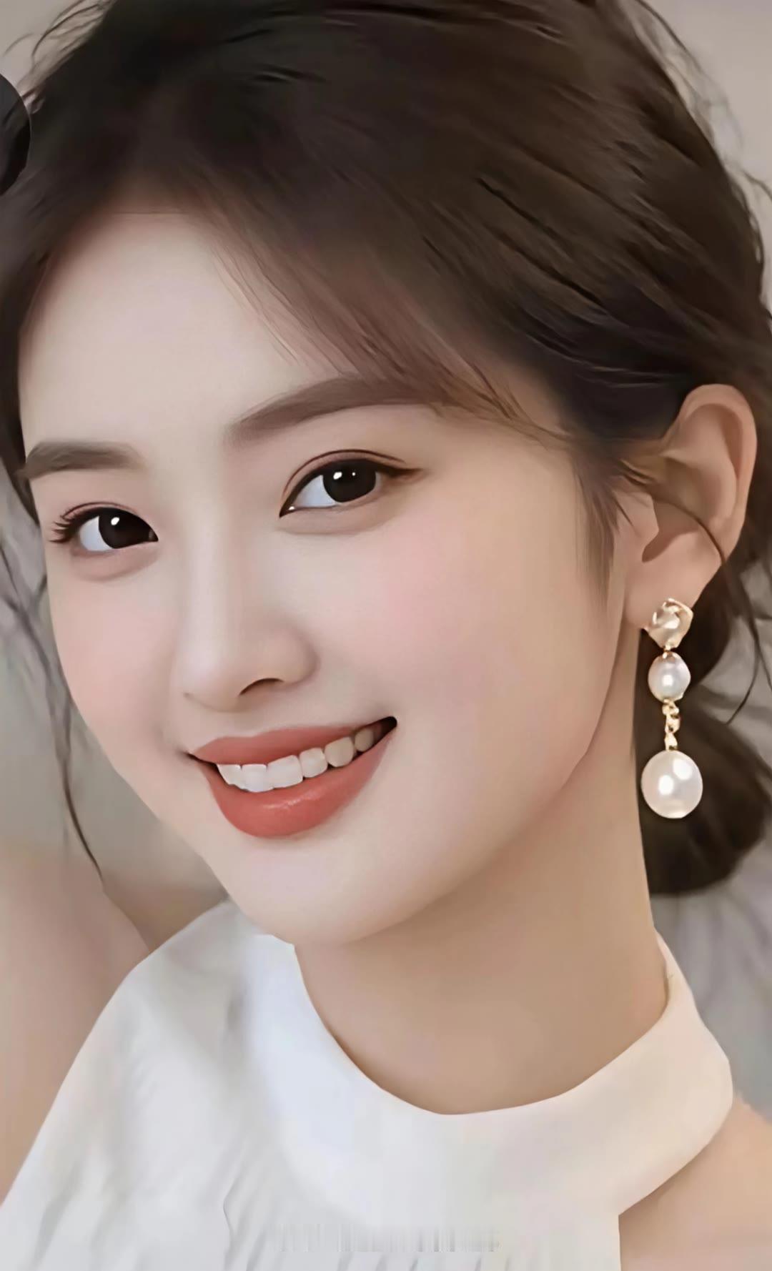 甜美笑容，珍珠耳环，清新自然，元气满满！😊✨