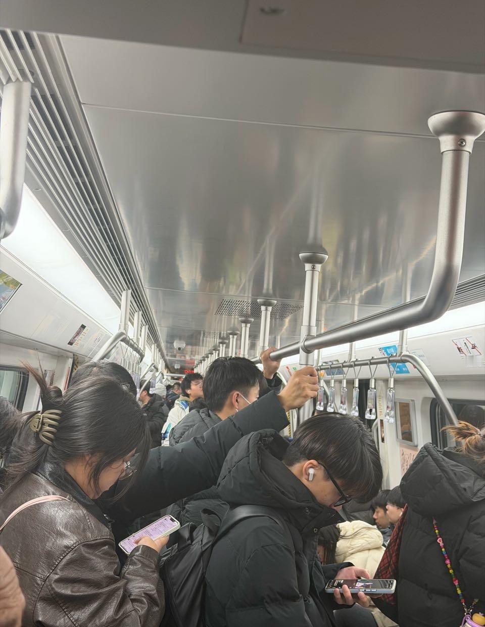 2026年1月3日（元旦三天假期最后一天）18:18济南地铁2号线彭家庄方向，济