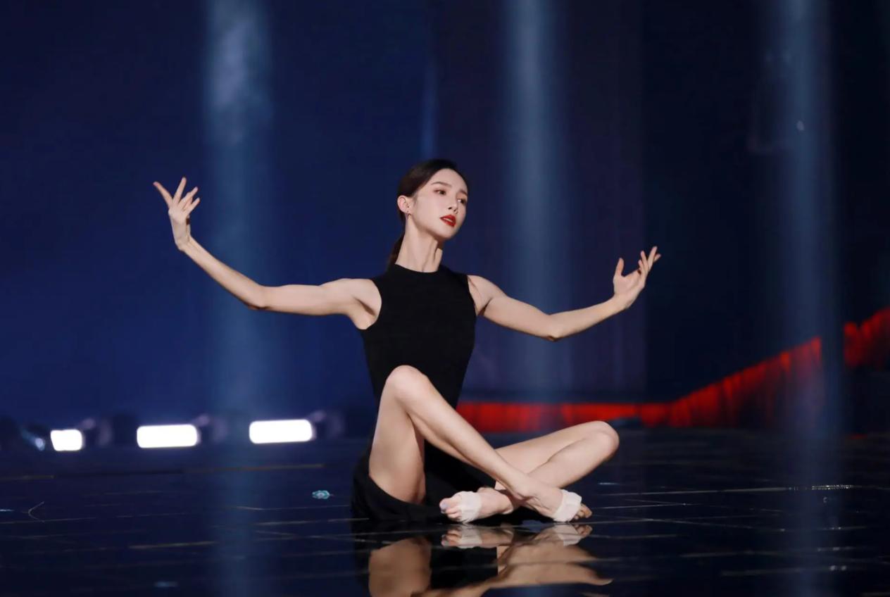扒一扒金晨去美国进修语言这事儿
最近金晨从美国回来啦，还参加了个电影节，上去跳了