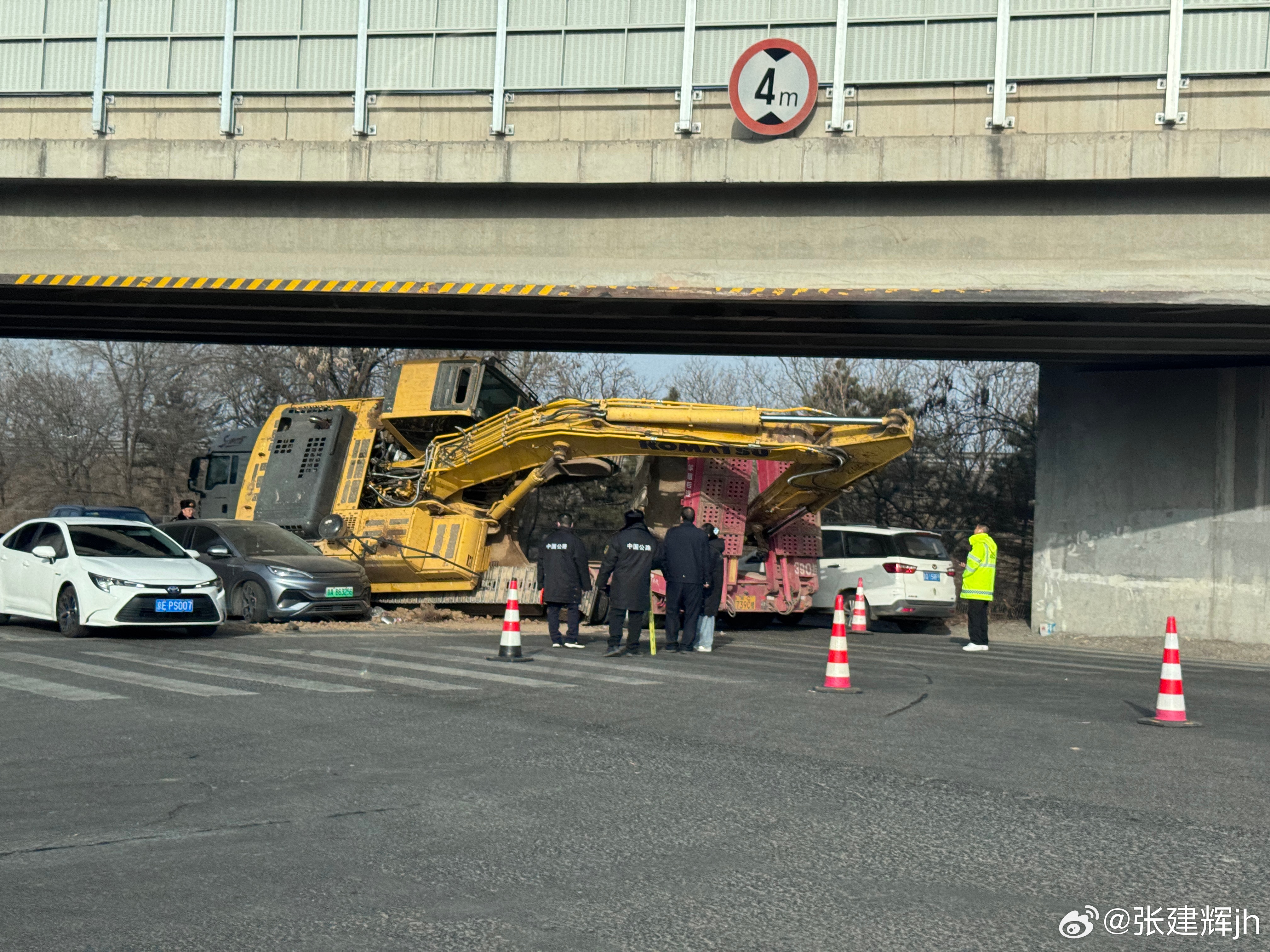 4m的限高，能撞成这个样子，今天换司机了吗…… 
