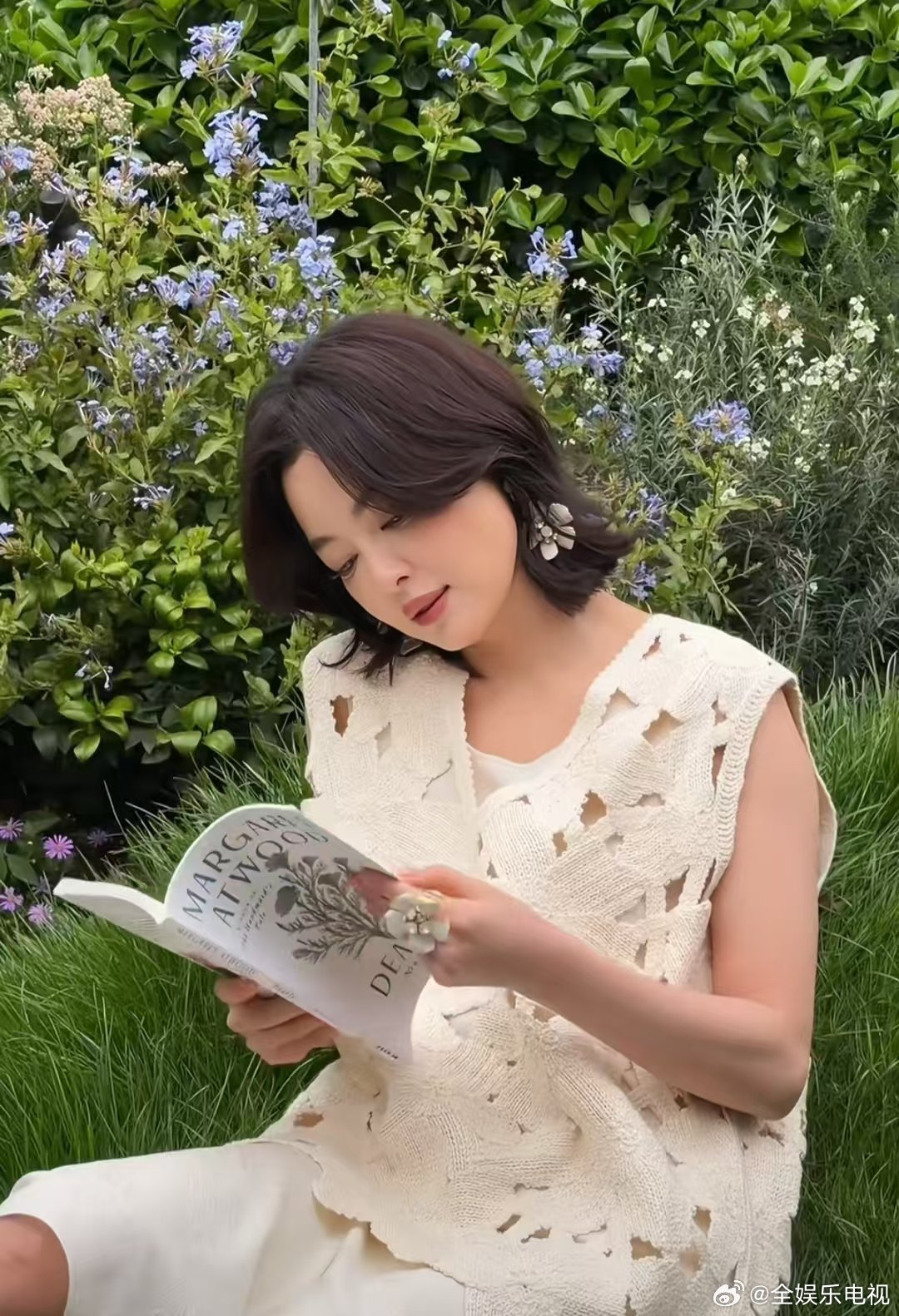 辛芷蕾拿书摆拍笑场 辛芷蕾活动拍摄，看到工作人员递的书就笑场了哈哈哈哈~辛芷蕾看