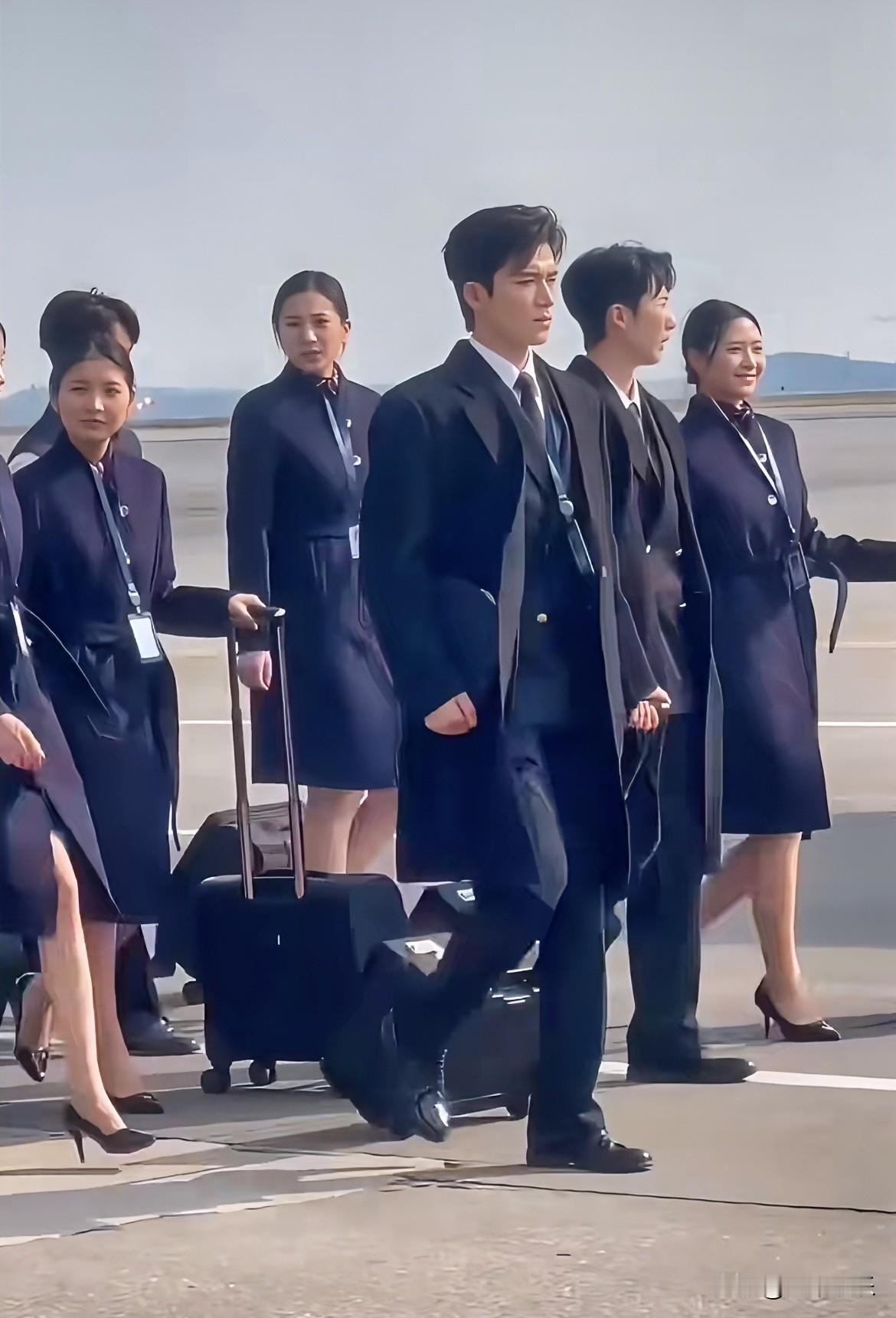 王星越太年轻了不适合机长[灵光一闪]
差点以为是在翻拍太阳的后裔！
这两天成都都