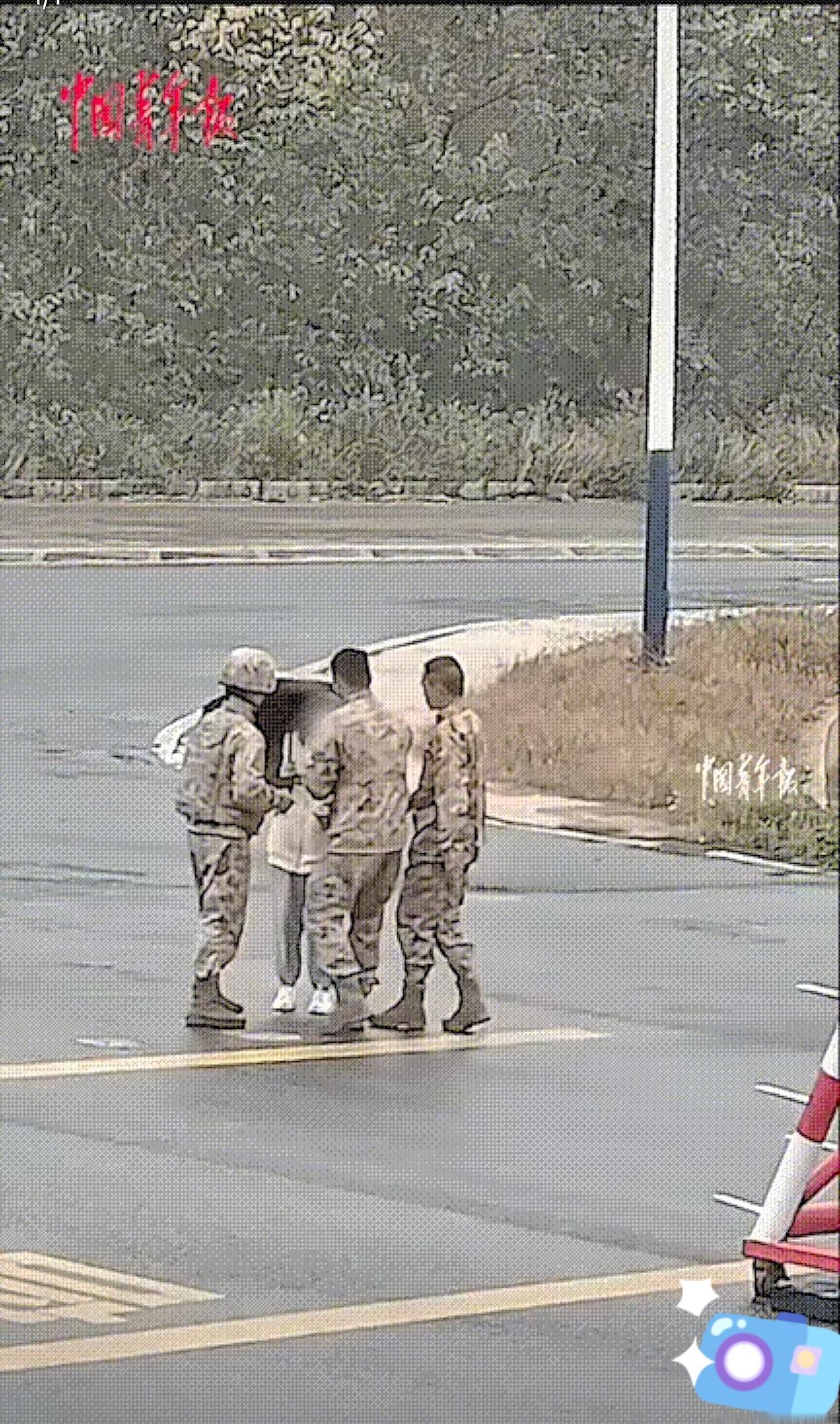 12月13日发布，火箭军某部，一女孩突然感到自己的身体好像不太对劲，立马朝着军队