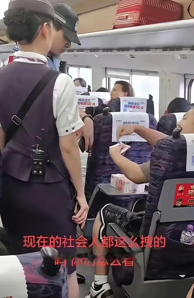 高铁上甩出一桌百元大钞，男子当众叫嚣“卡里600万”！乘警善意提醒，却被他怼到破