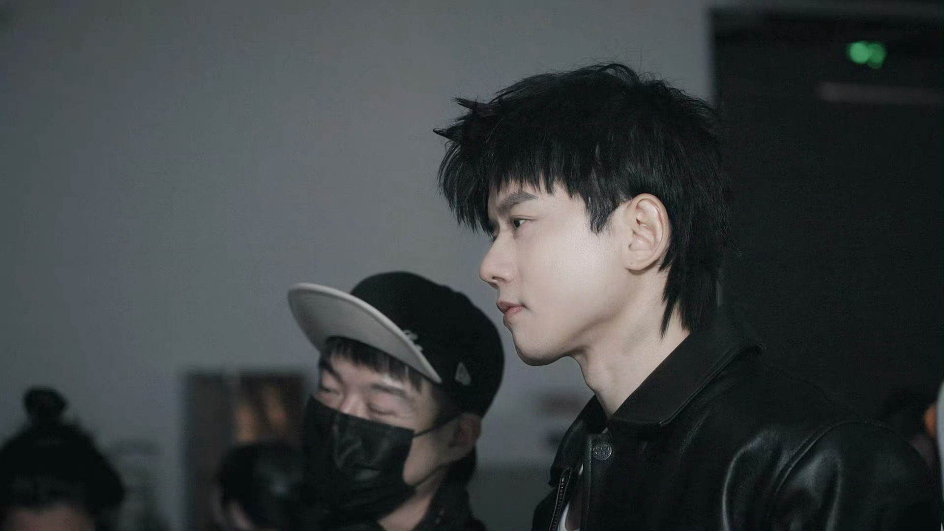 张杰跨年VCR拍摄花絮杰哥怎么可以帅成这个样子啊 张杰跨年VCR拍摄花絮照