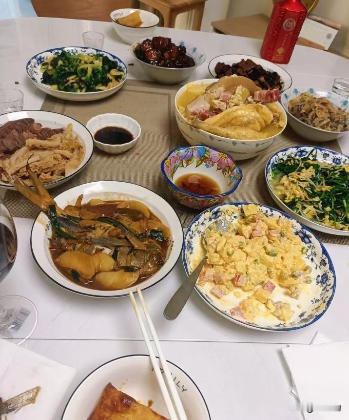 阿拉底层老百姓真的好苦哦，一天忙到晚，也就是为了这一口热饭。侬看看这张台子，表面
