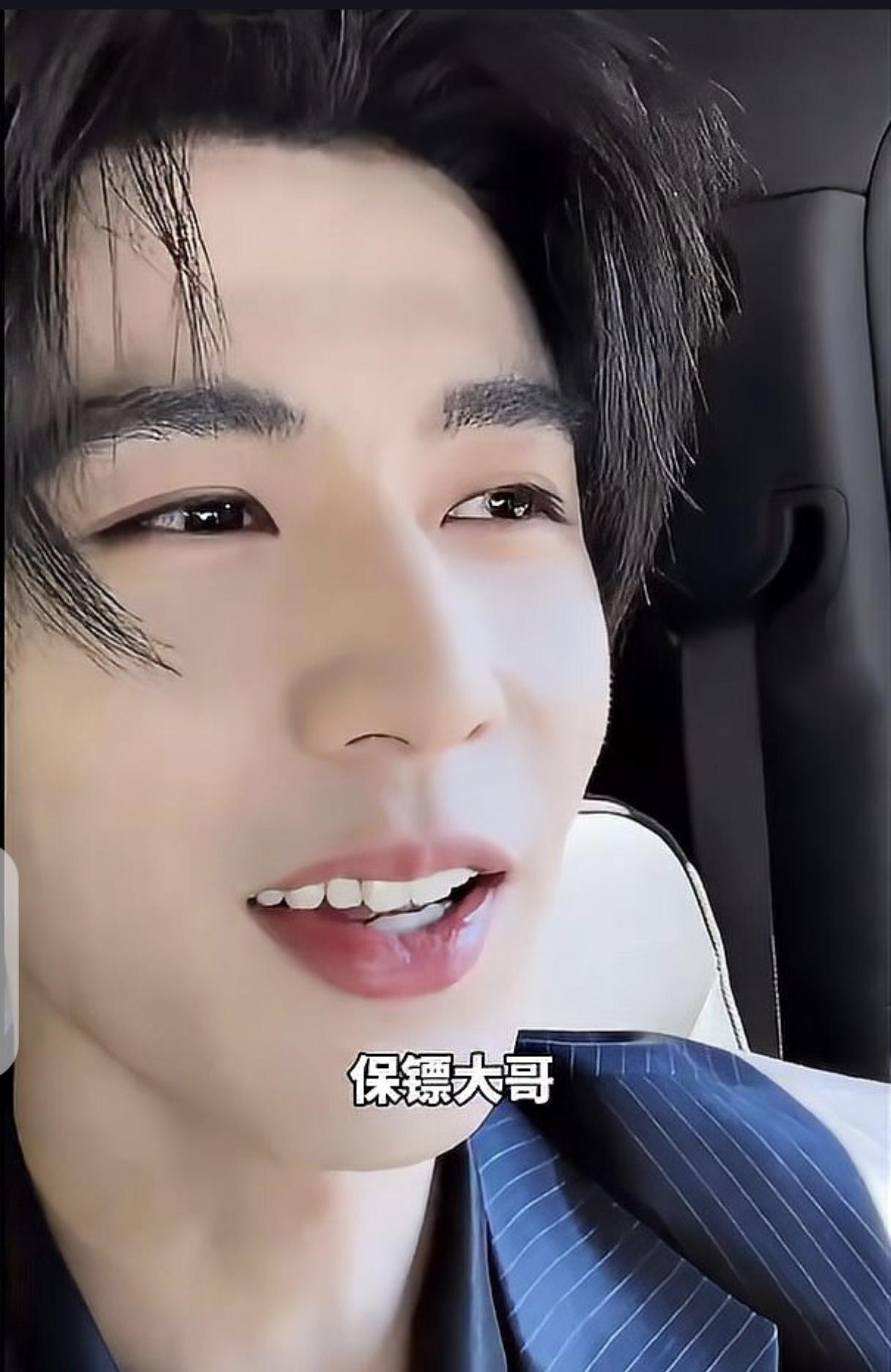 当地时间5月14日深夜，在纽约肯尼迪机场发生了有趣的一幕。演员张凌赫现身机场，立