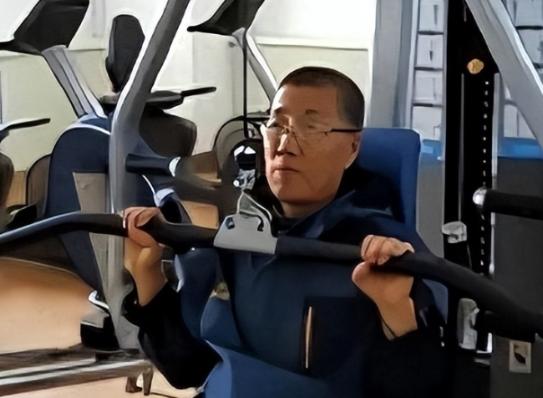 哈尔滨57岁的老杨换上了26岁车祸去世小伙的心脏。本来只是想保住一条命，可出院回