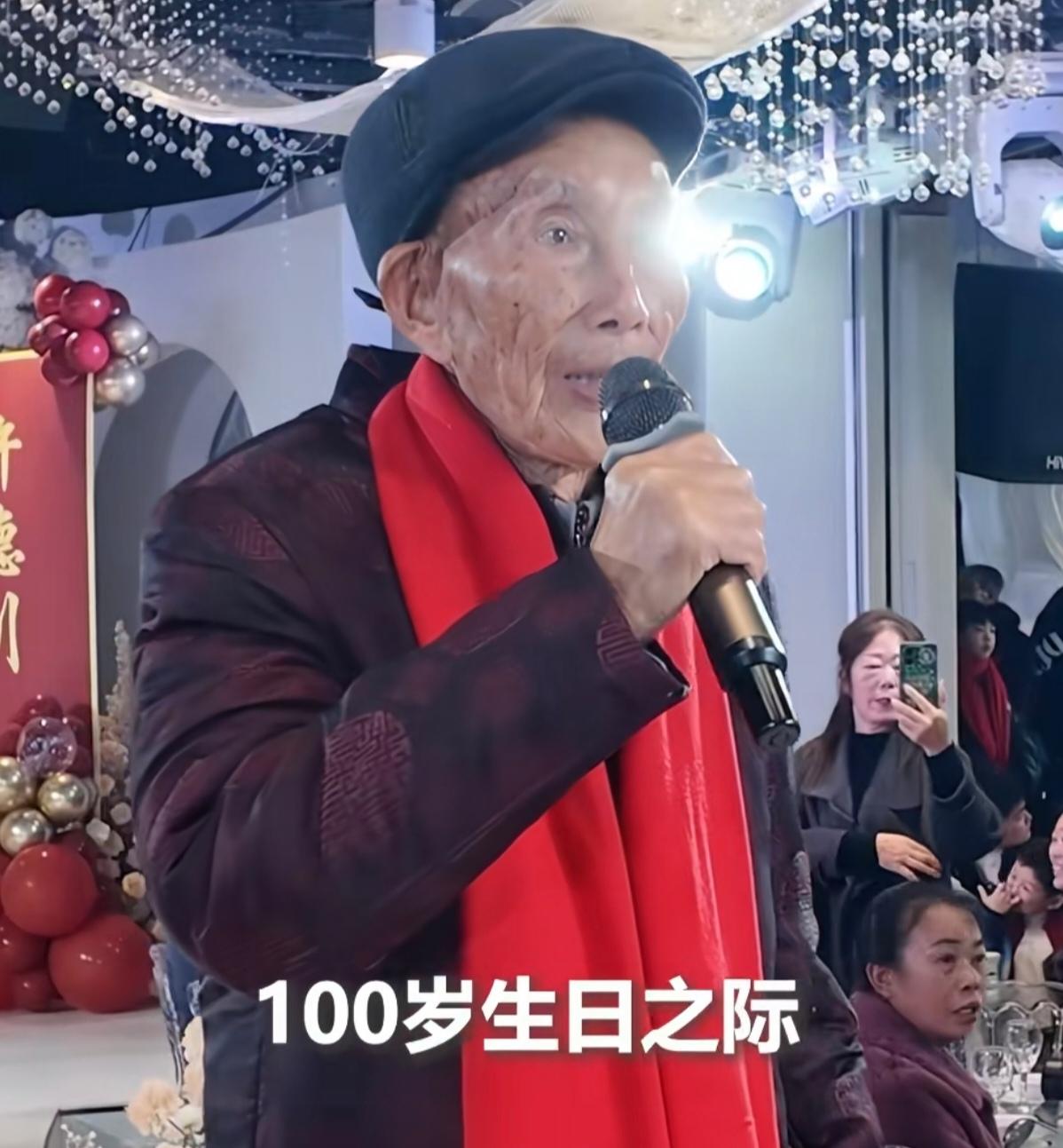 百岁老人亲自主持自己的寿宴，这份鲜活劲儿太打动人。

这场特别的寿宴没靠晚辈操劳