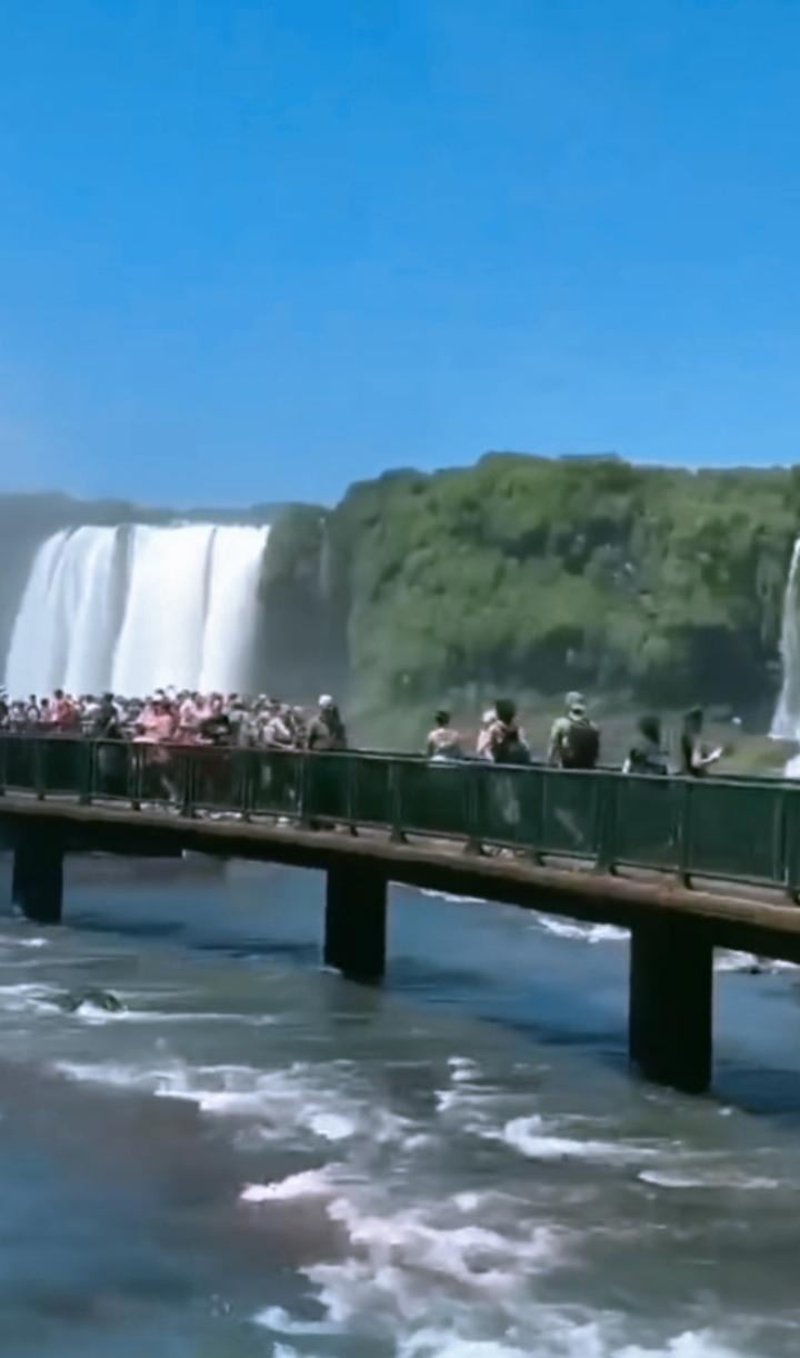 壮观的瀑布，游客们纷纷驻足观赏，感受大自然的震撼之美！🌊📸