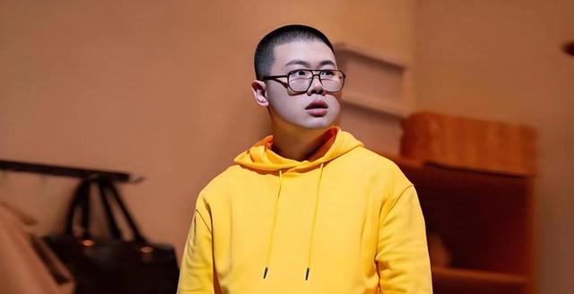 吕严的童年藏着两道未愈的伤疤：考进学年前十只得到空电脑箱，雪夜贪玩没写作业被母亲
