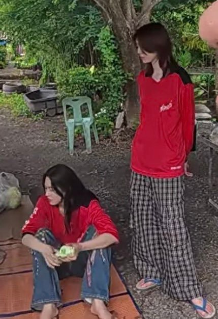 为啥穿这样的衣服她俩都帅到不行啊 