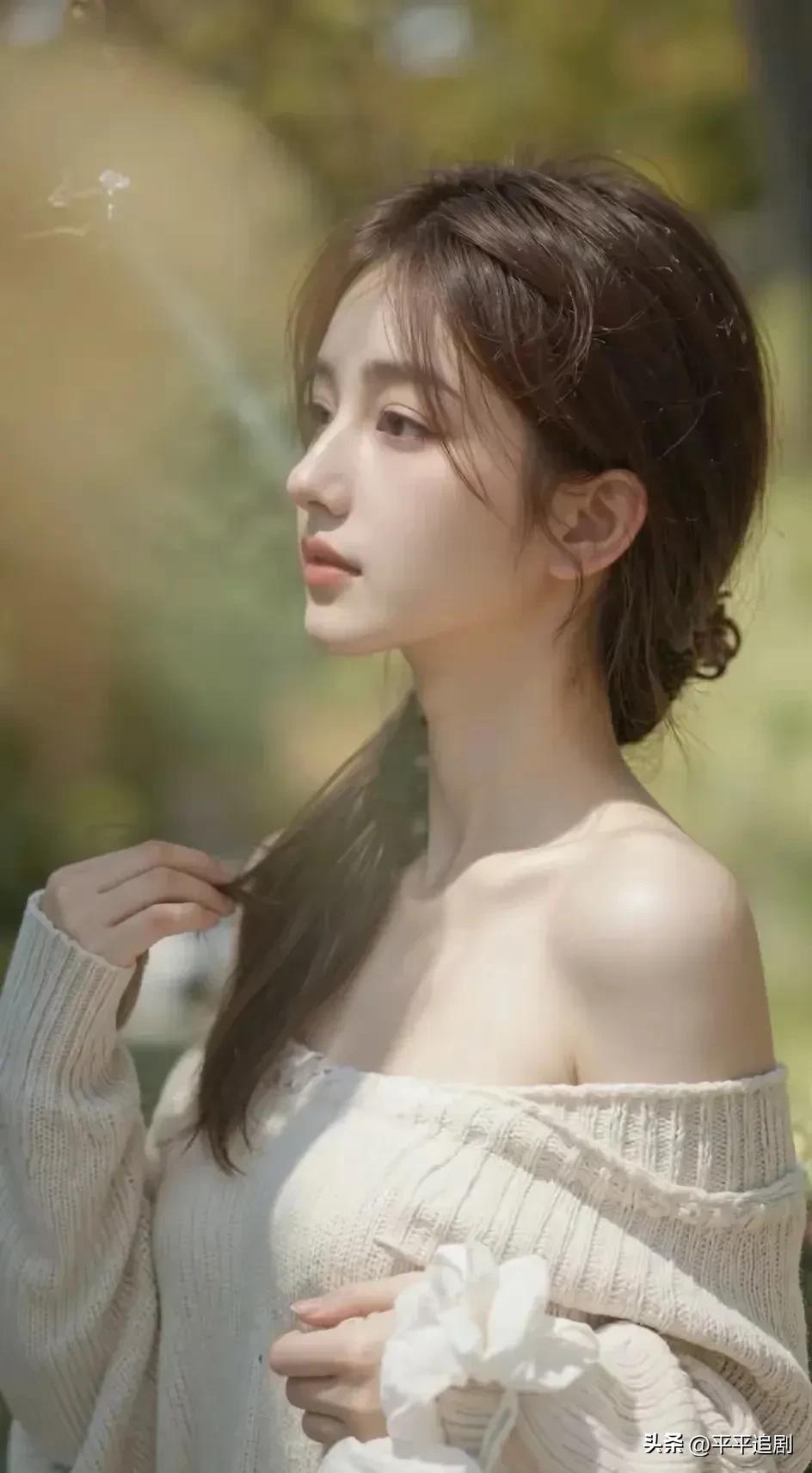 阳光漫过林间，米白针织衫轻裹肩头，碎发随风轻扬，指尖捻着的温柔，是藏在春日里的清