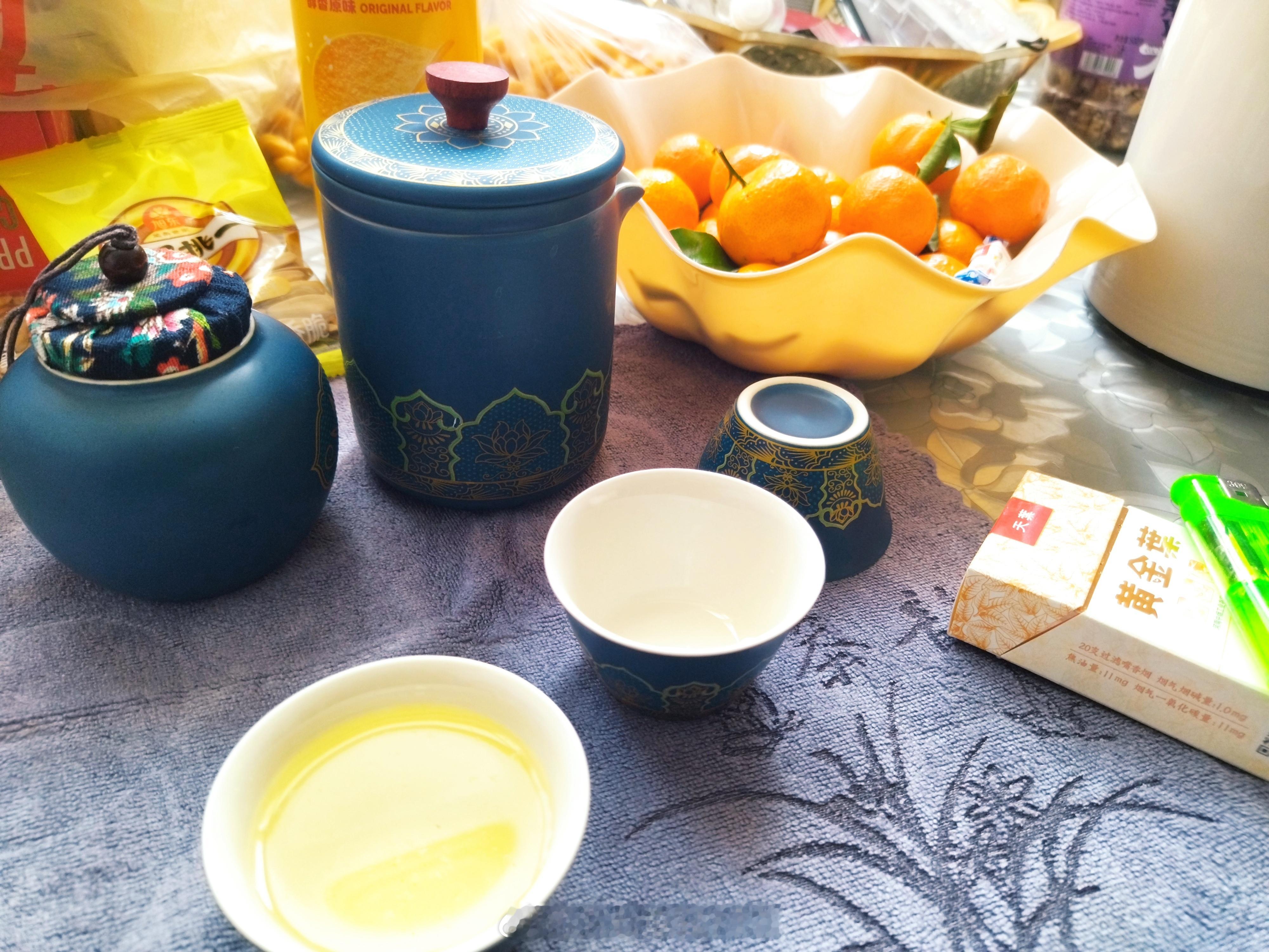 新岁不必光芒万丈，但求温暖有光！一盏茶，一缕光，足以！🍵大年初五迎财神马年春节