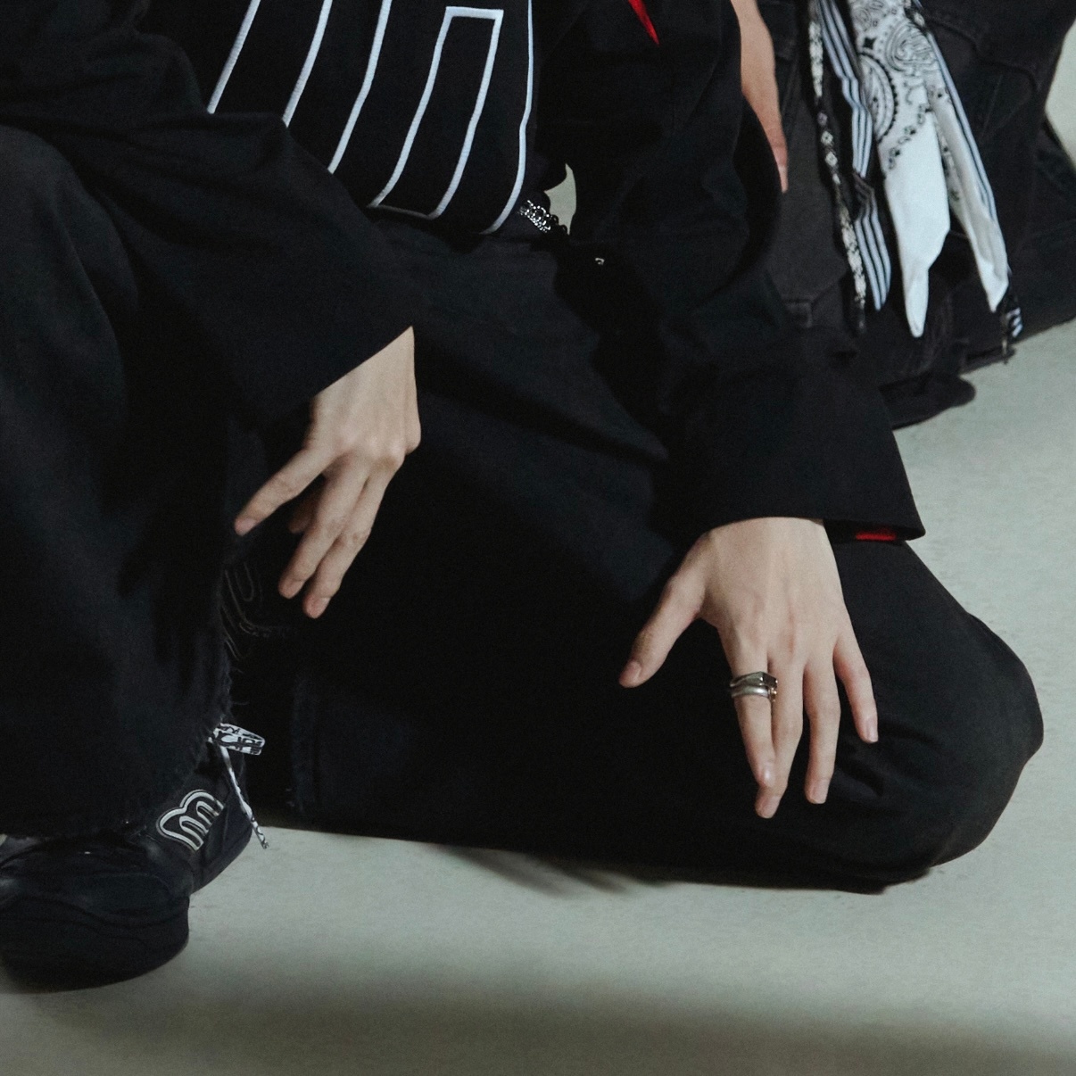 不仅戴了项链，还戴了戒指，裤链也很🥵🥵🥵王俊凯专辑新歌疑疑疑练习室perf