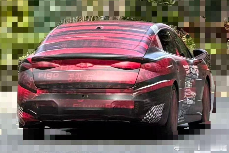 网友独家爆料！方程豹镁7谍照比镁9小一些，采用掀背设计这尾灯可太有记忆点了