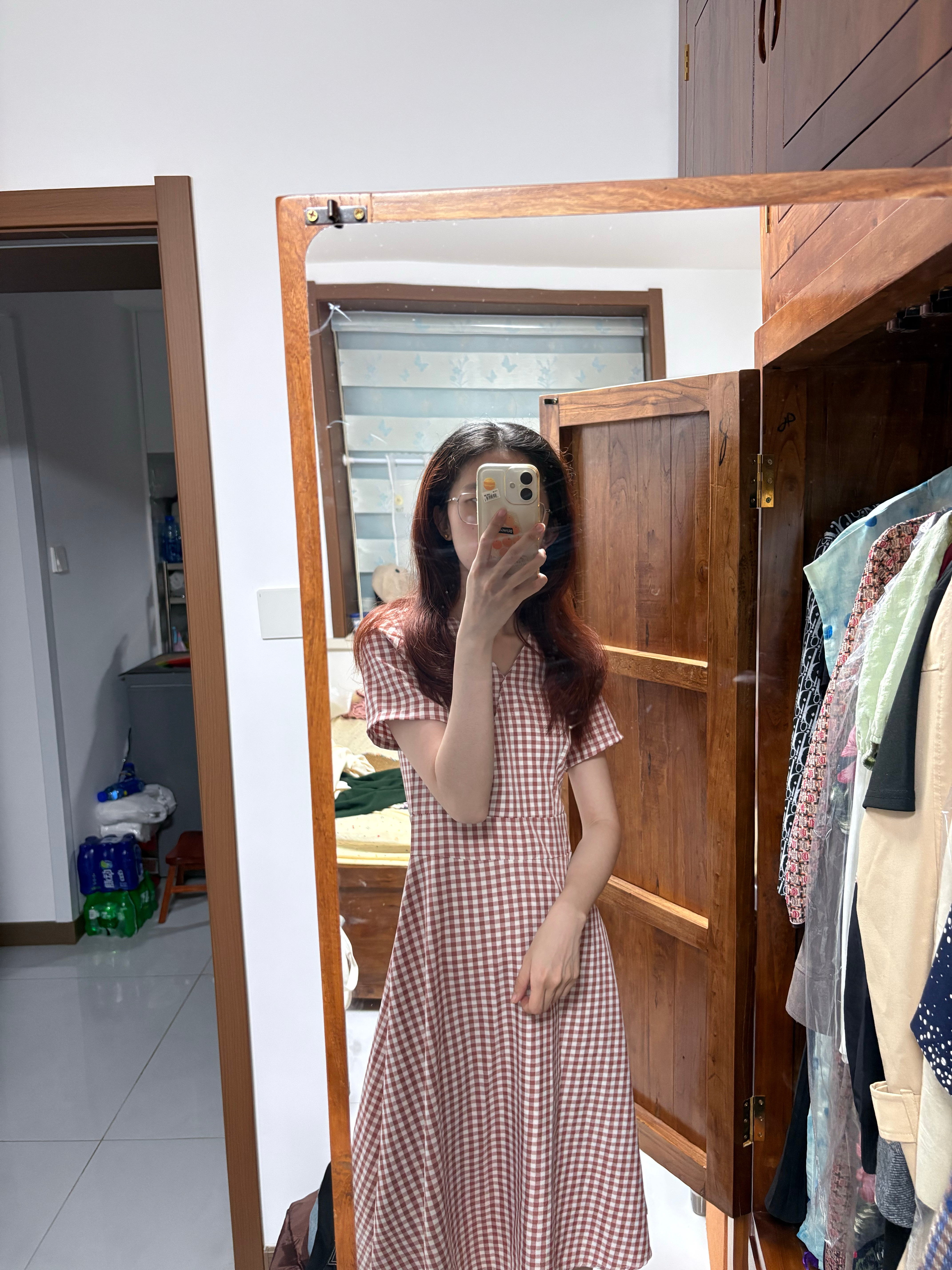 穿这个出门吃饭，突然想起来应该是大一买的裙子。 那个时候我头发还很多。 