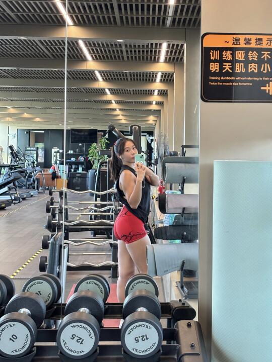 哑铃不归位 肌肉小一倍🎱