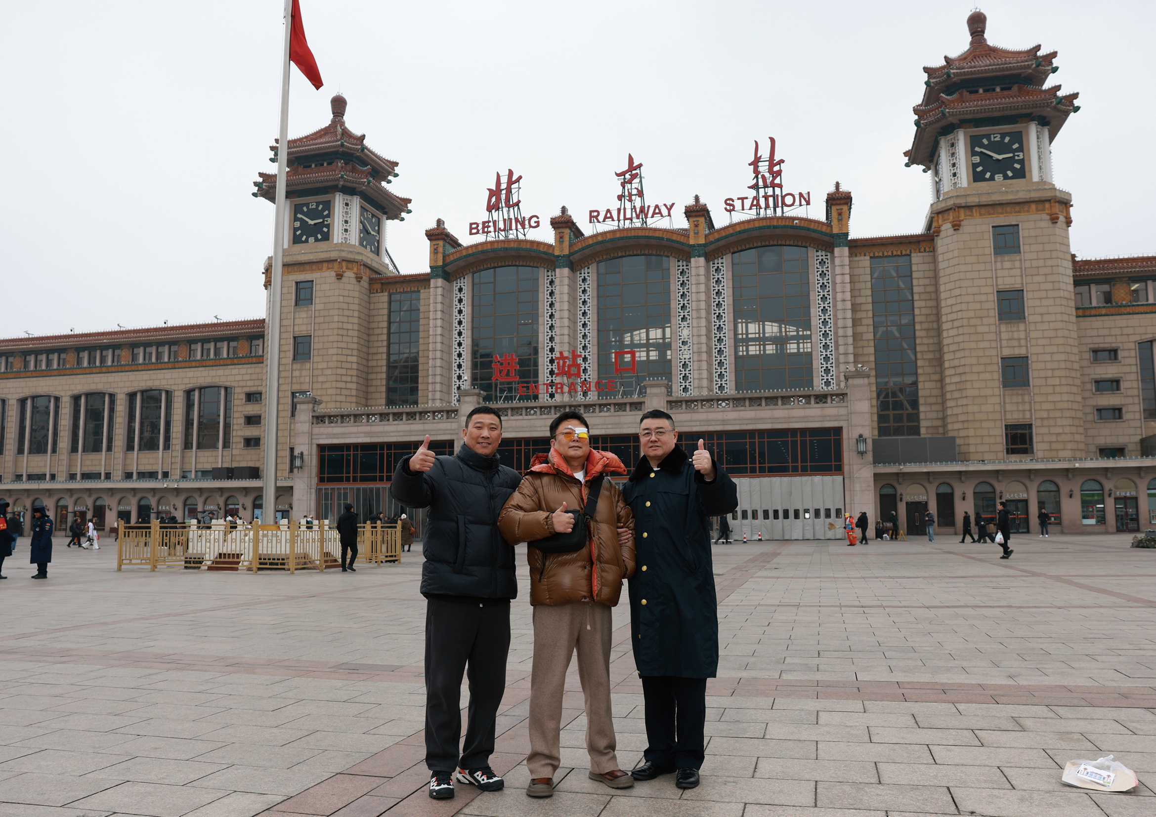 【212我在北京遇见你大师旅拍北京站18】“遇见”将镜头与话筒对准春运期间的普通