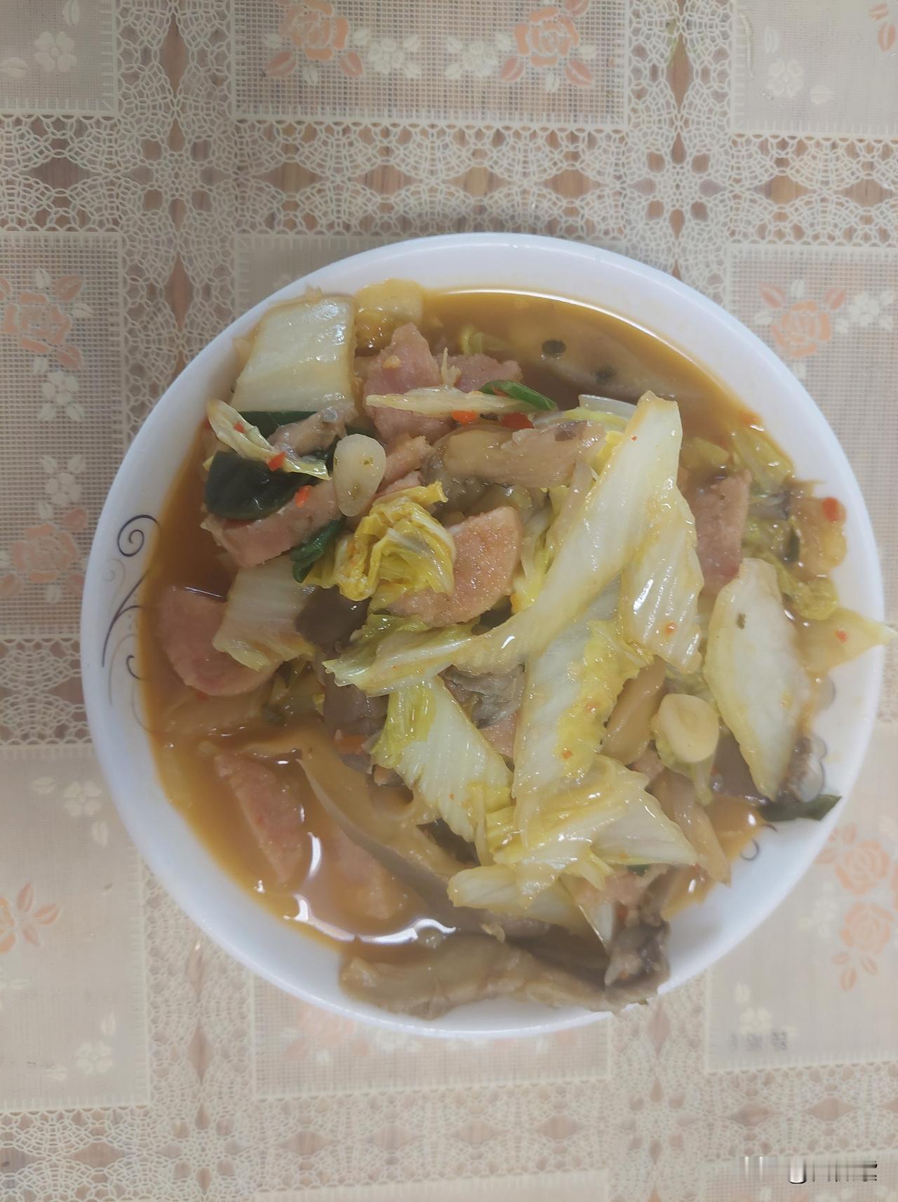 早餐被G哥说了，他嫌弃这菜炒得有点水了巴擦。

我霸气回应，明天你做。

俺还不