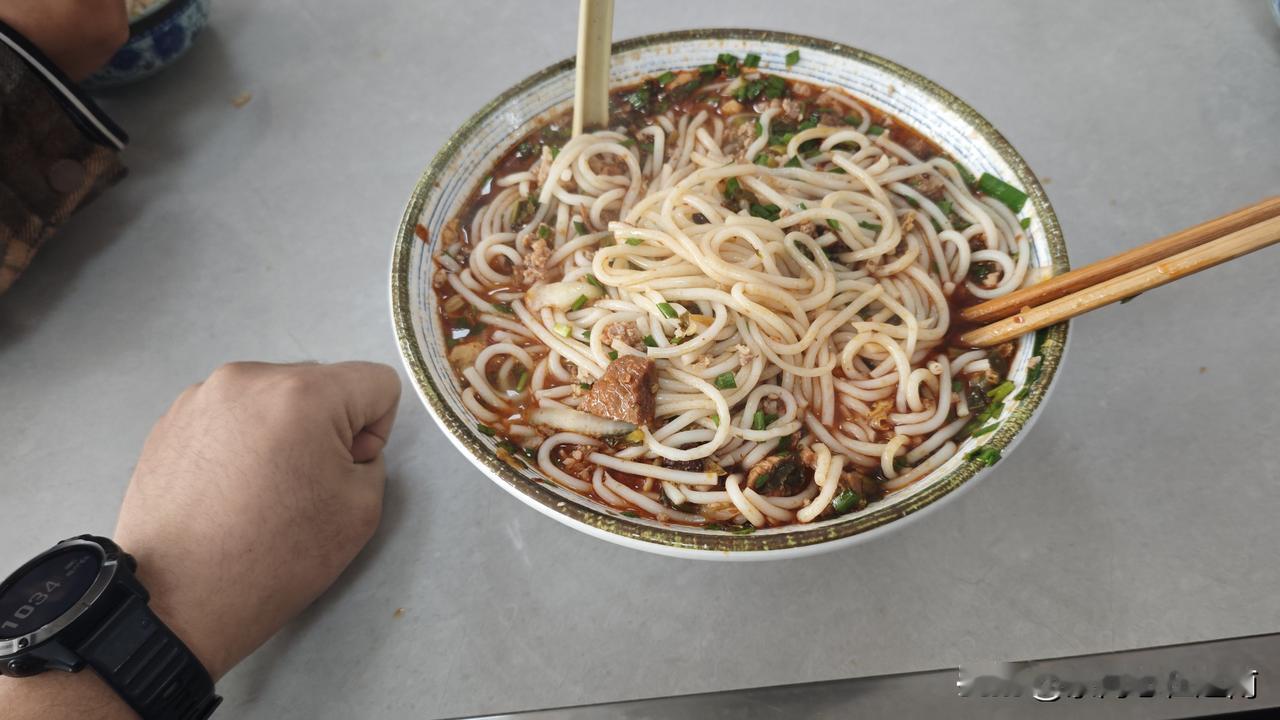 没到过云南，你根本想象不到云南人对米线有多痴迷。
羊肉米线、牛肉米线、鸡肉米线、