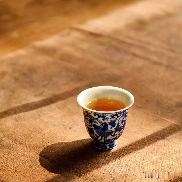 《春补天成·古风体》
东风摇百花，茶烟袅碧霞。
相收春色满，杯咽艳阳华。
眸为身