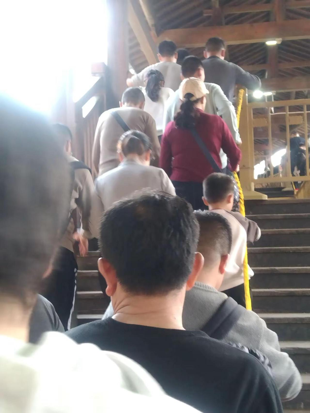 各位亲朋帅哥美女们大家早上好！感谢各位关注们的美赞，