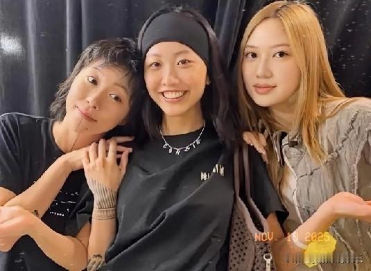 星二代梦幻同框，未来可期共闪耀✨

瞧这合照里，王菲女儿窦靖童洒脱随性，陈奕迅女