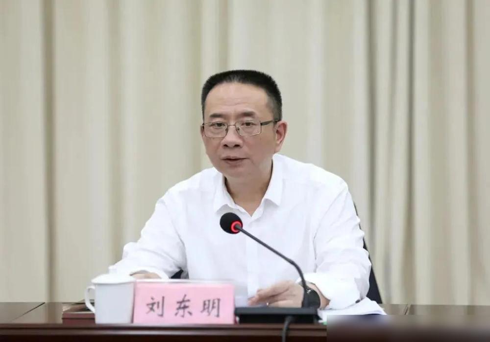 8月7日，贵州遵义刘东明，这位“脱贫明星”，栽在了人生后半场。

以前好多人都觉