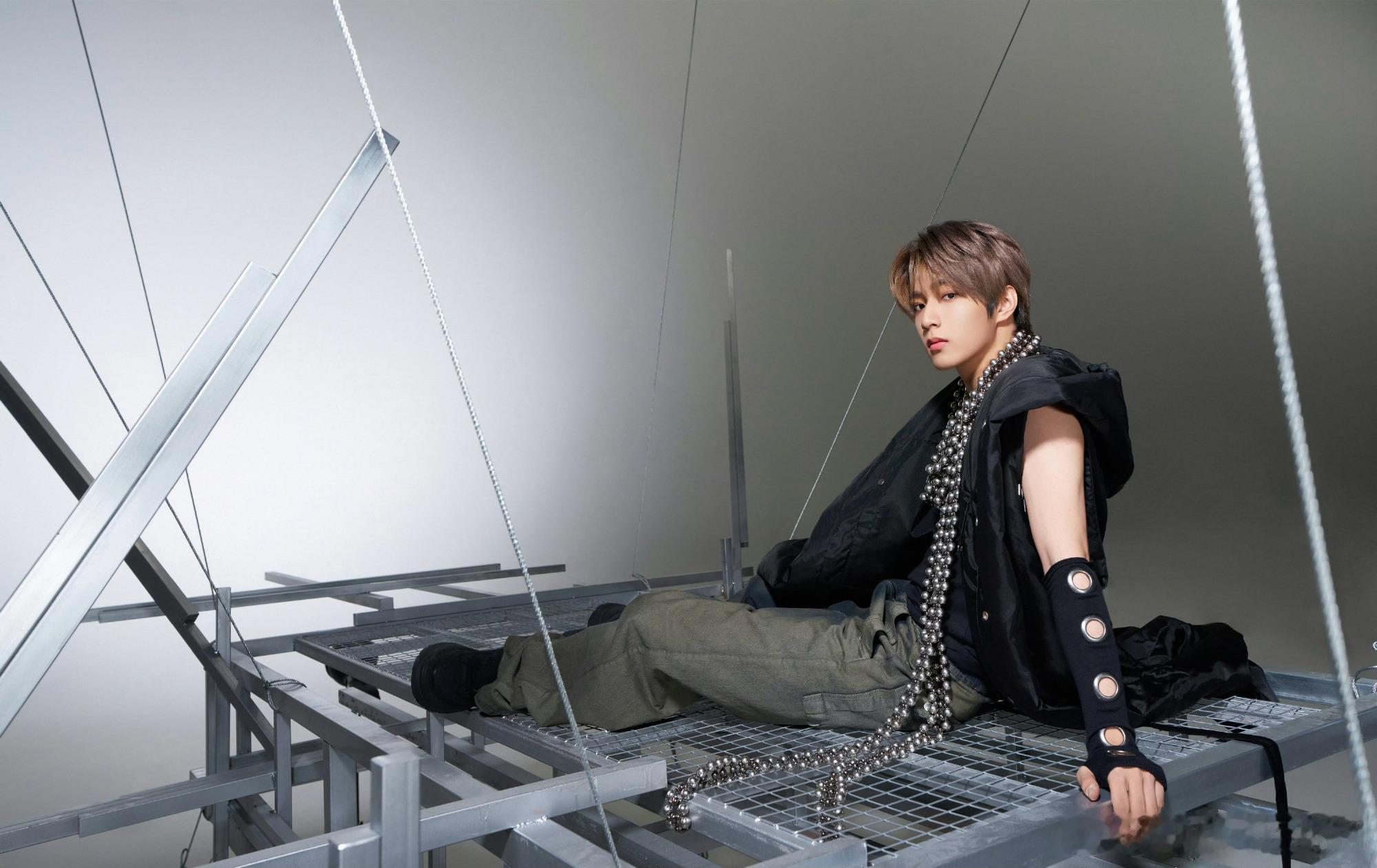 刘耀文最新单曲SAUCE 已开启重磅宣传，金属珍珠链+镂空手套，潮酷冷面感男友狙