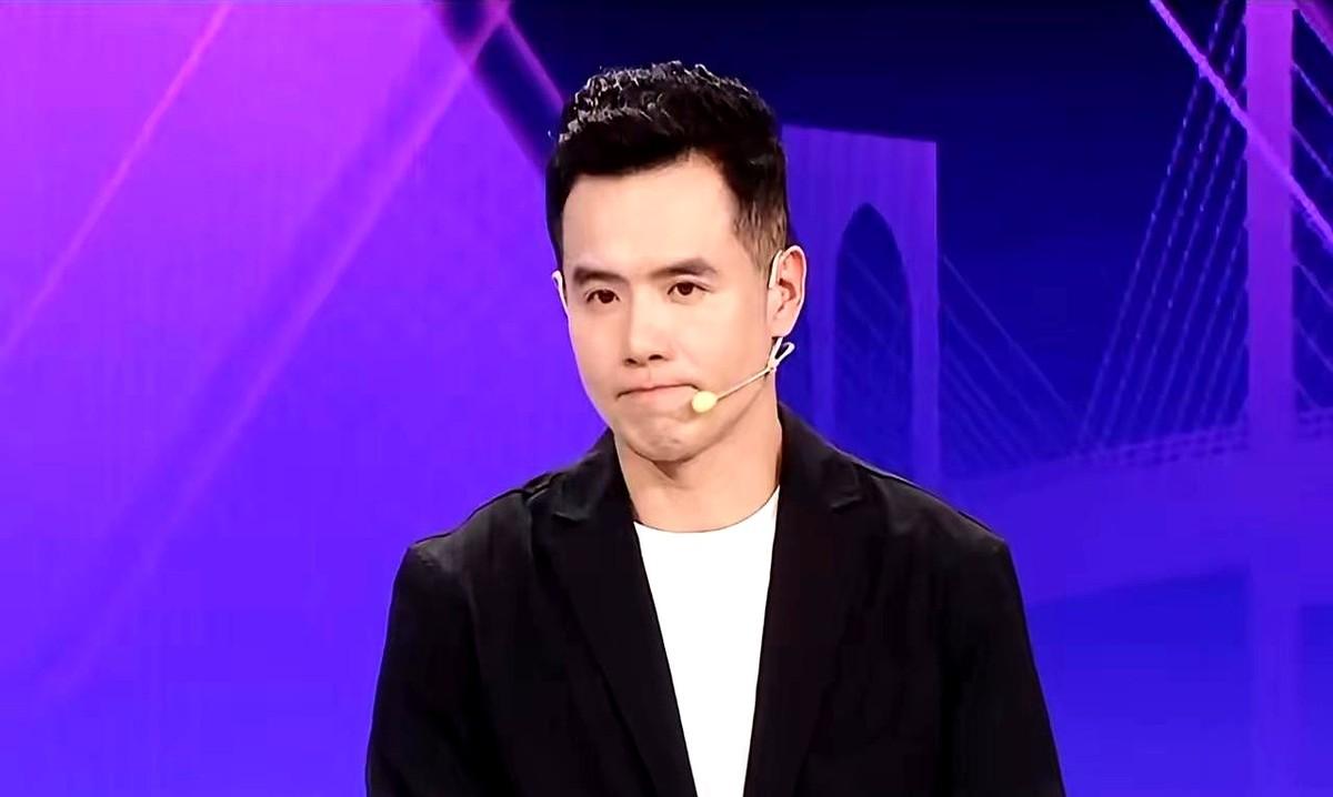 在决胜局6-9落后时，王楚钦硬是把冠军从张本智和手里抢了回来。

这不仅仅是一场