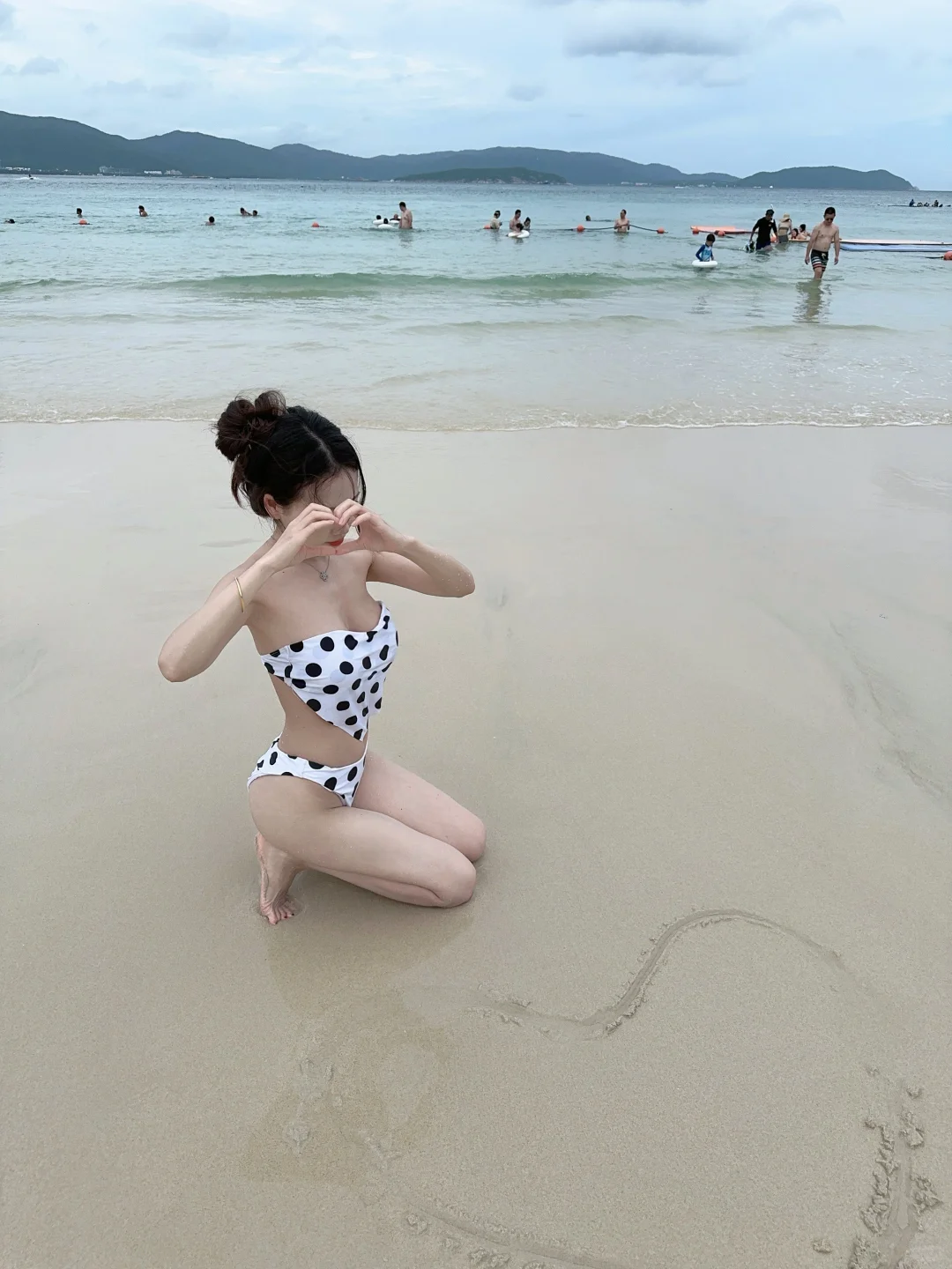 麻烦各位大神帮我把后面的人p掉 再来一个蓝天漂亮的大海 画一个爱心 哈哈哈🤣