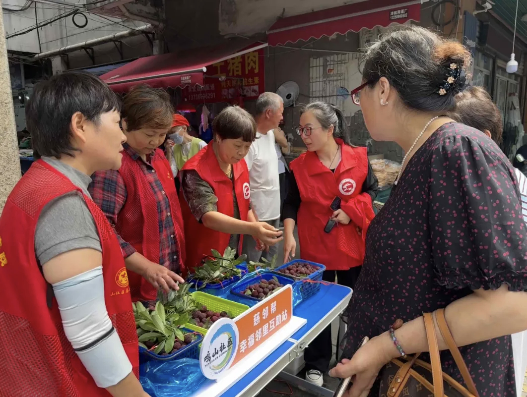 宁波慈溪银龄互助暖了杨梅奶奶的心 慈溪鸣山社区七旬独居施大妈守着满树杨梅犯了难，