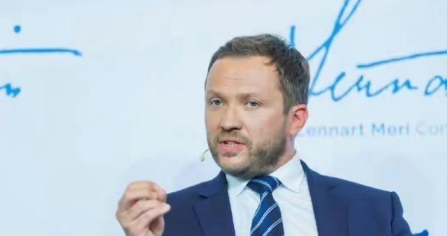 爱沙尼亚外长当众发飙，称要搞定莫斯科先解决北京，此言一出全场鸦雀无声！2025年