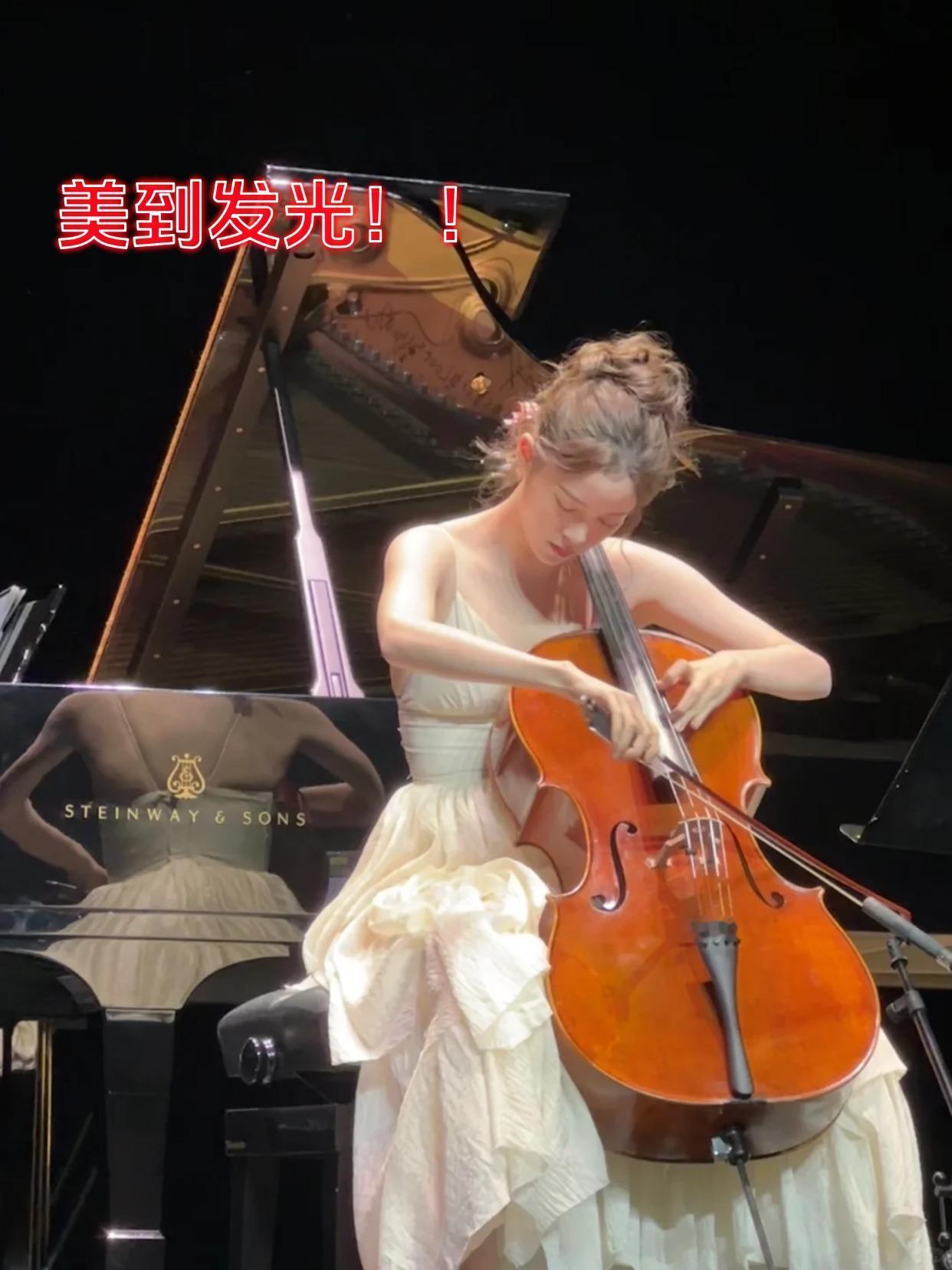欧阳娜娜🎶郑州场巡演，美到发光！！

抱起大提琴的娜娜，整个气质真的不一样🥰