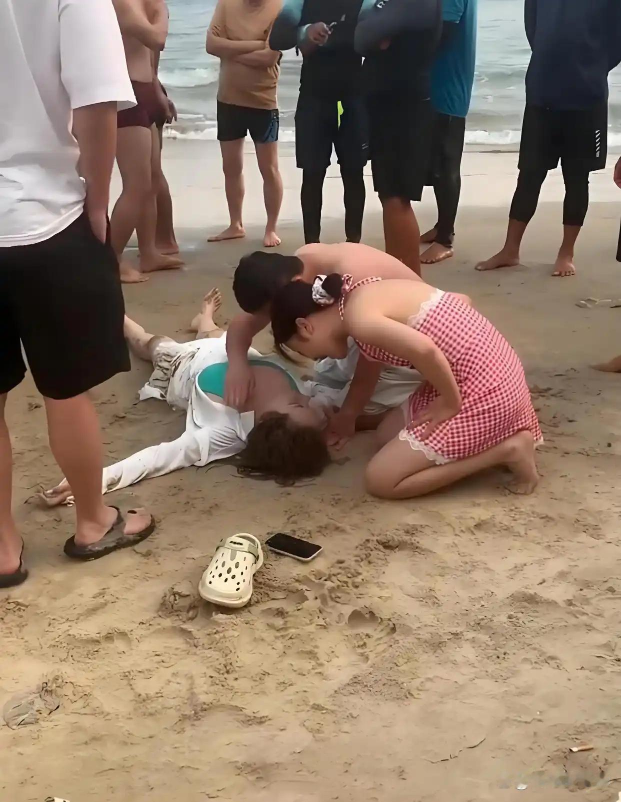 4月26号下午，浙江大学医学院附属第一医院的护士姜智文和妻子，在海南省万宁市东澳